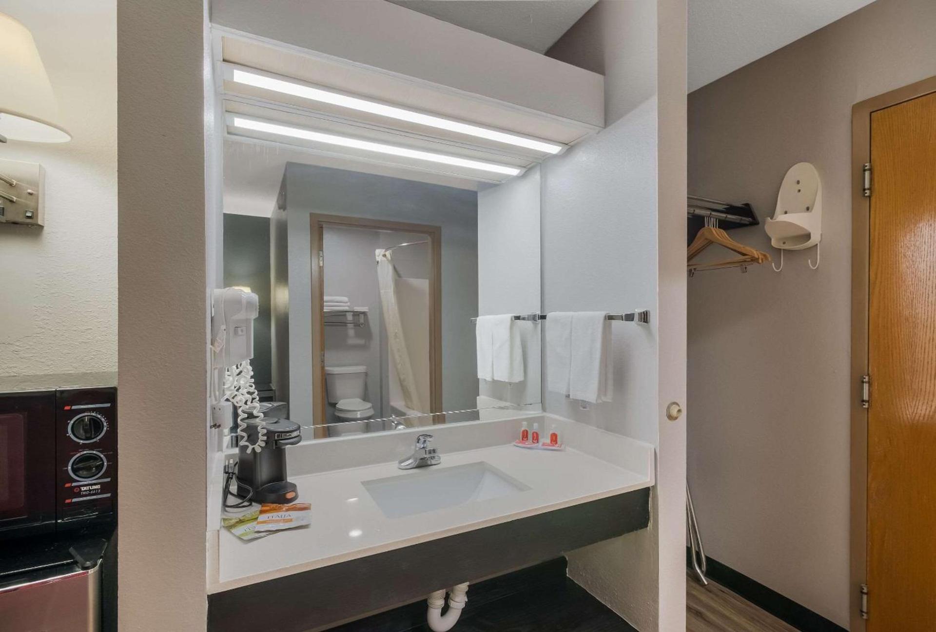 Econo Lodge Inn & Suites Diamondhead photo 17