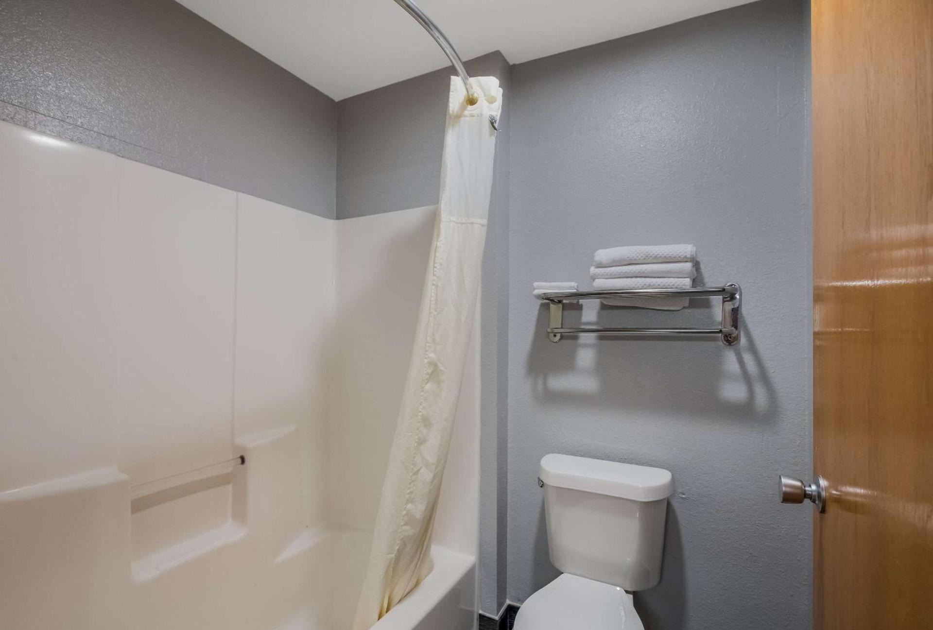 Econo Lodge Inn & Suites Diamondhead photo 18