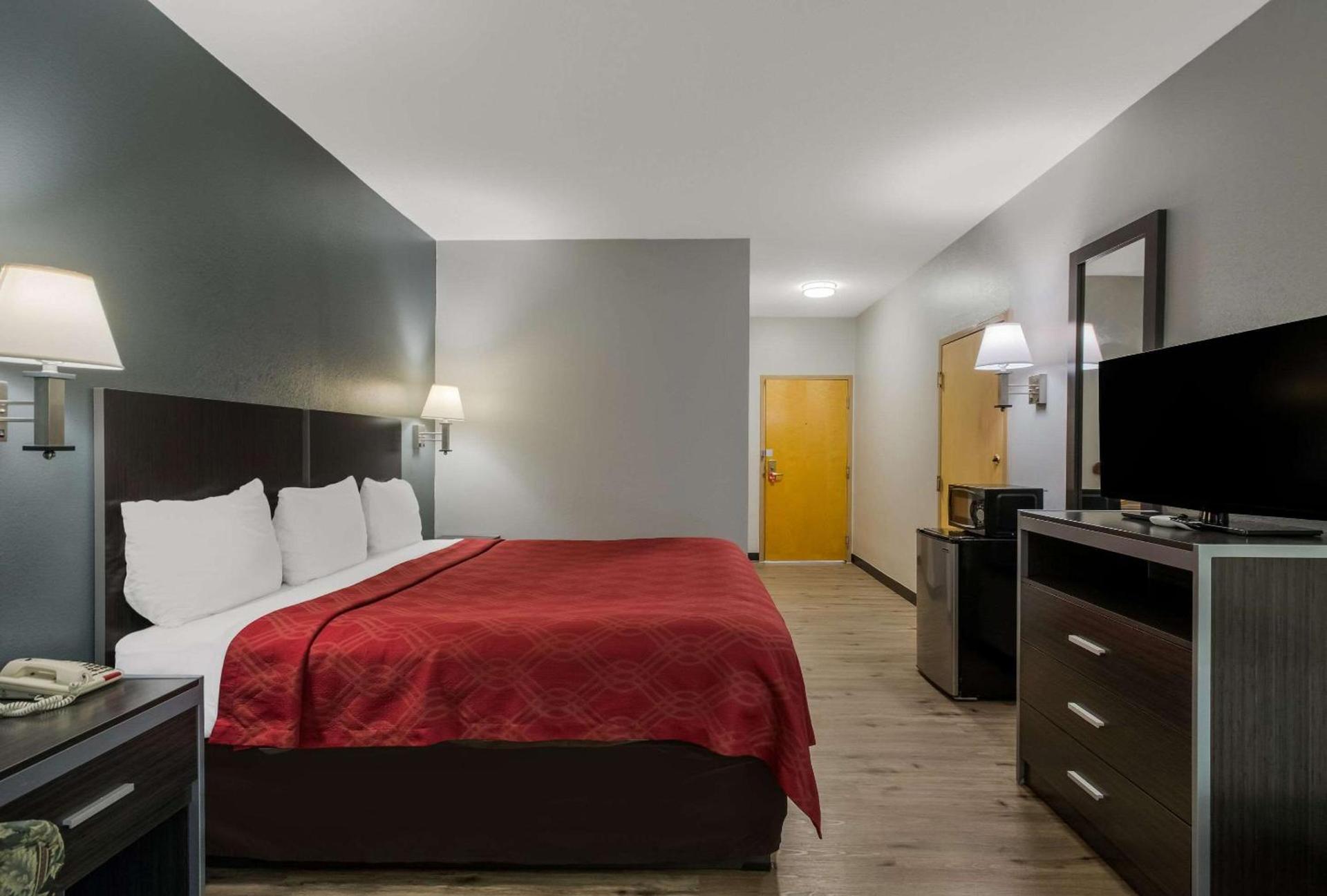 Econo Lodge Inn & Suites Diamondhead photo 20