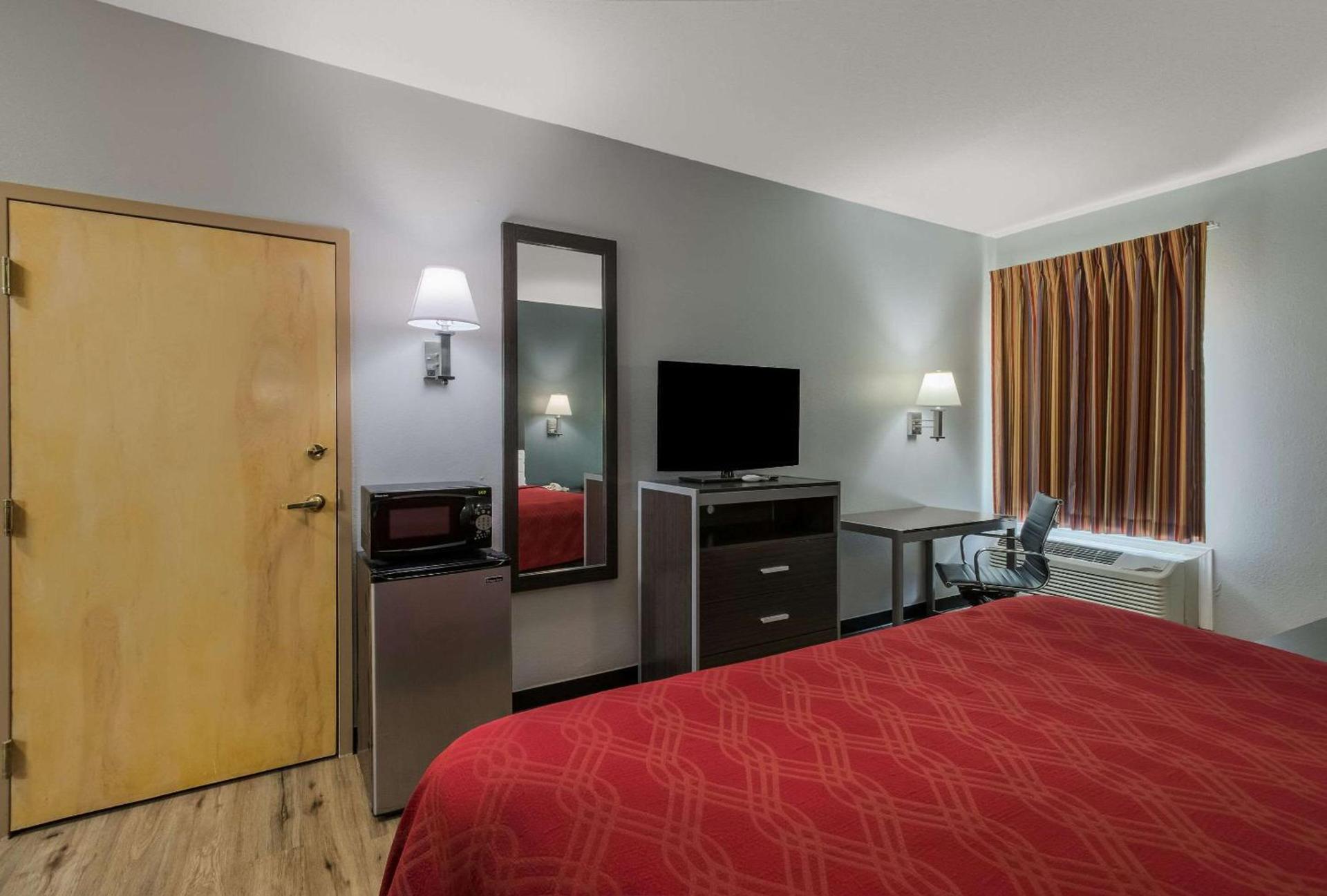 Econo Lodge Inn & Suites Diamondhead photo 21