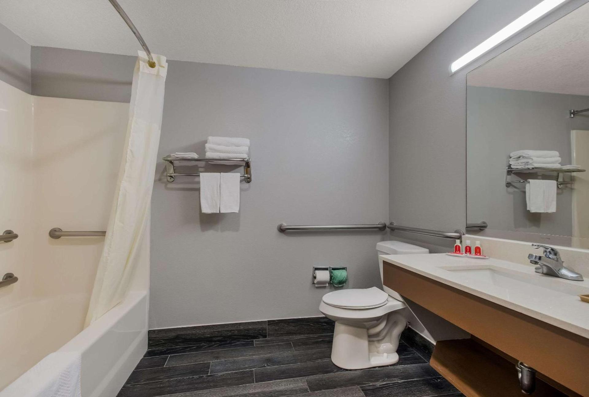 Econo Lodge Inn & Suites Diamondhead photo 22