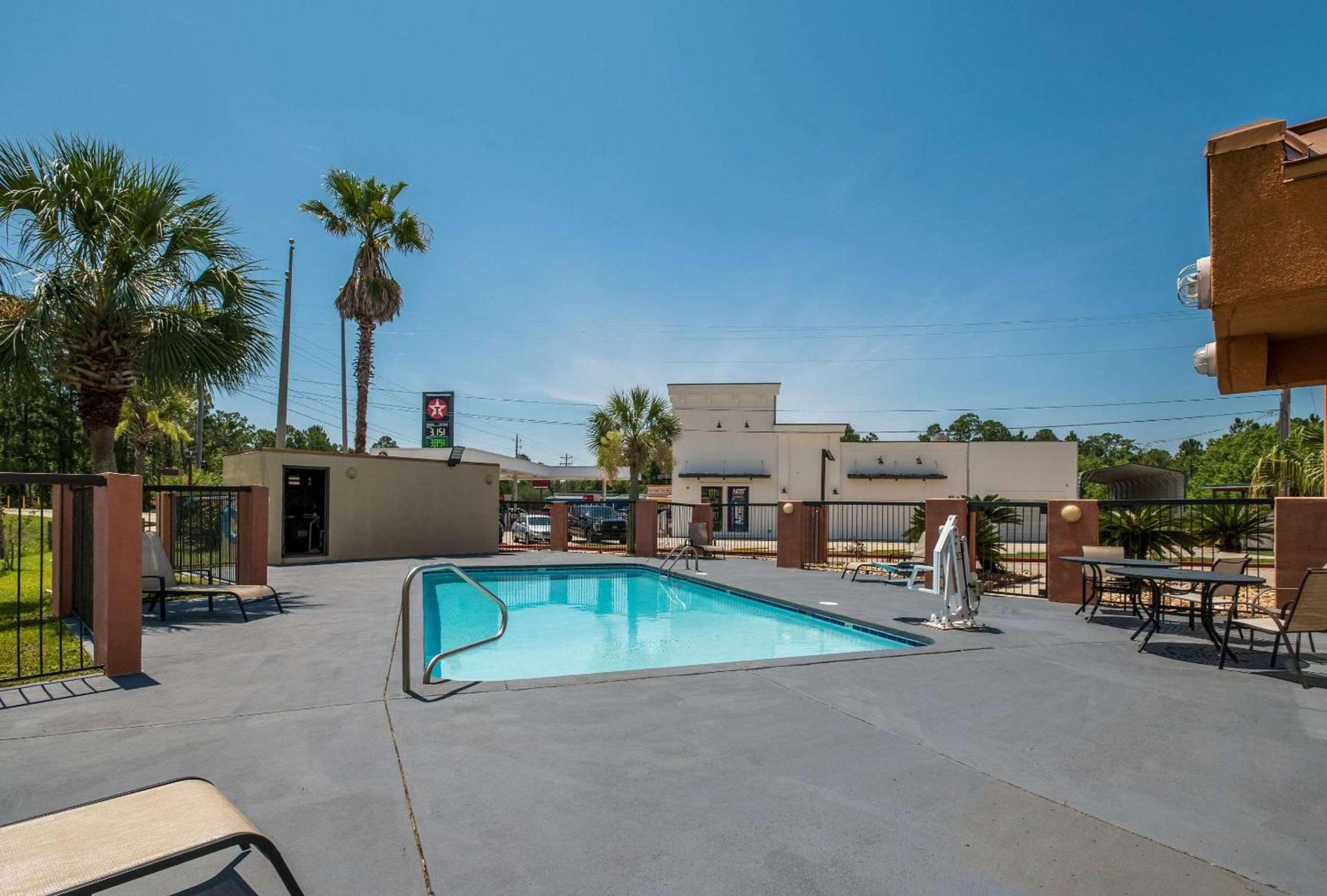 Econo Lodge Inn & Suites Diamondhead photo 23