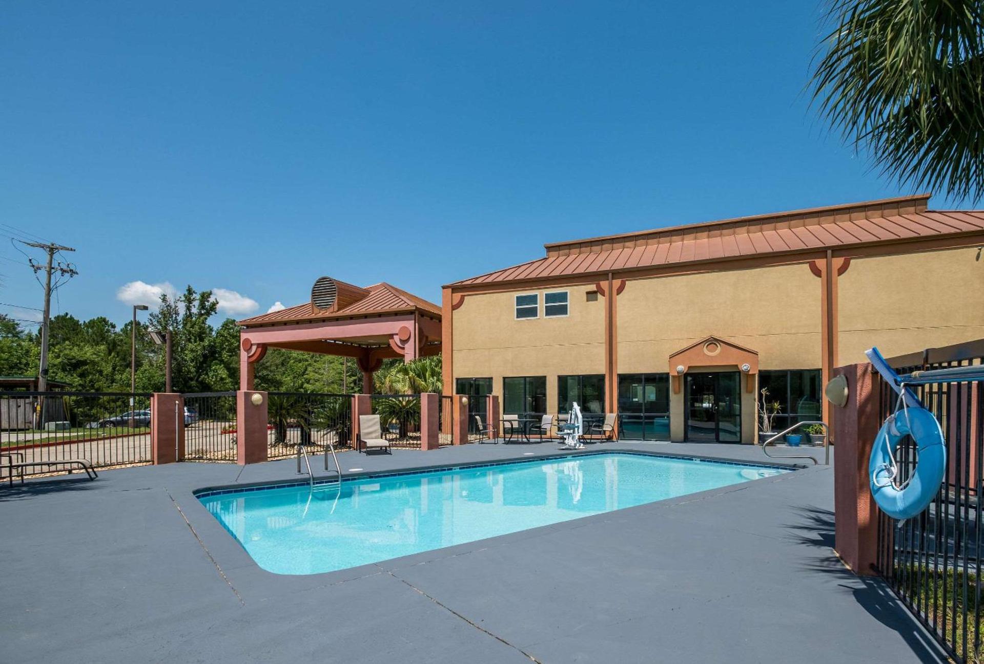 Econo Lodge Inn & Suites Diamondhead photo 24