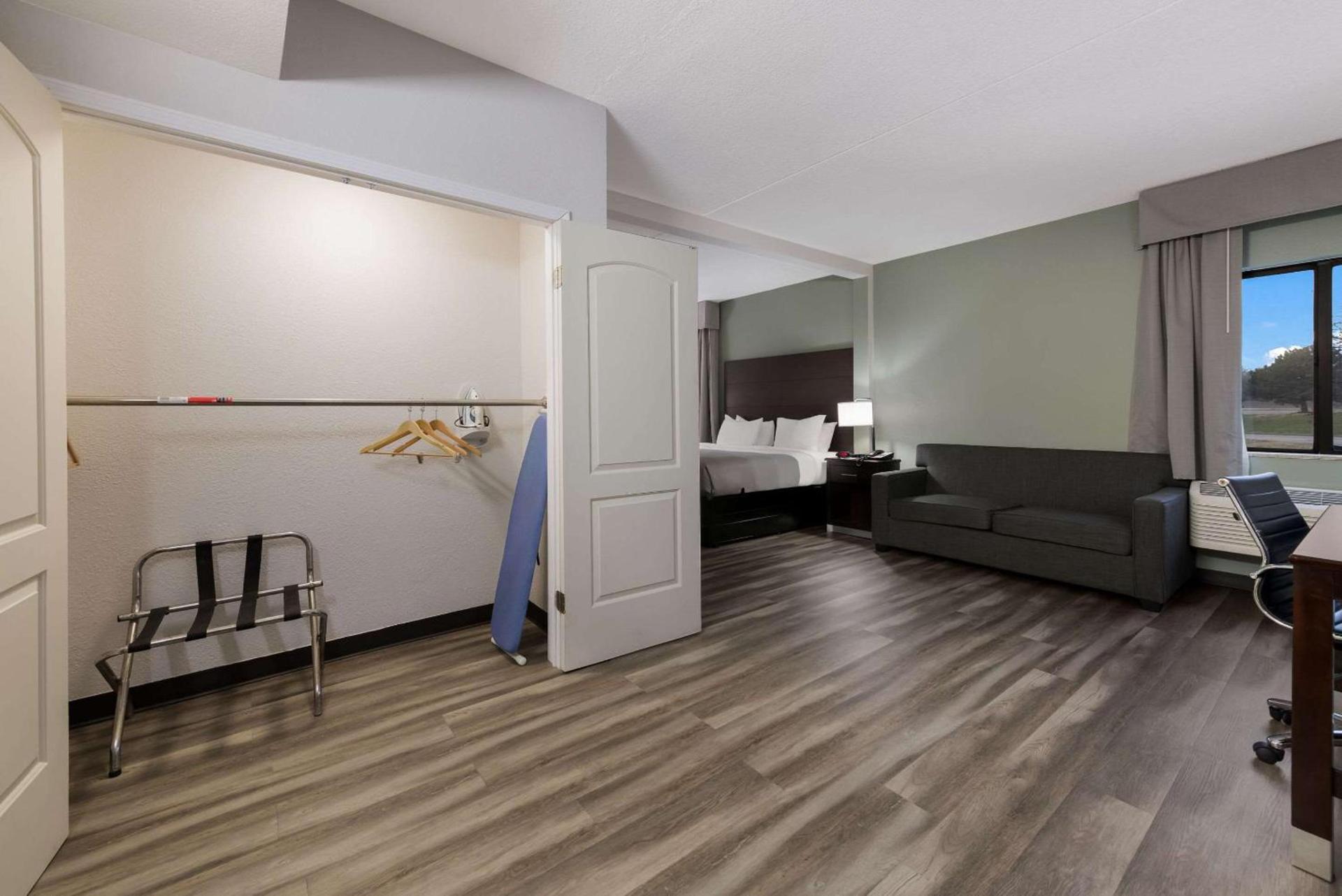 Quality Inn Merriam Kansas City photo 11
