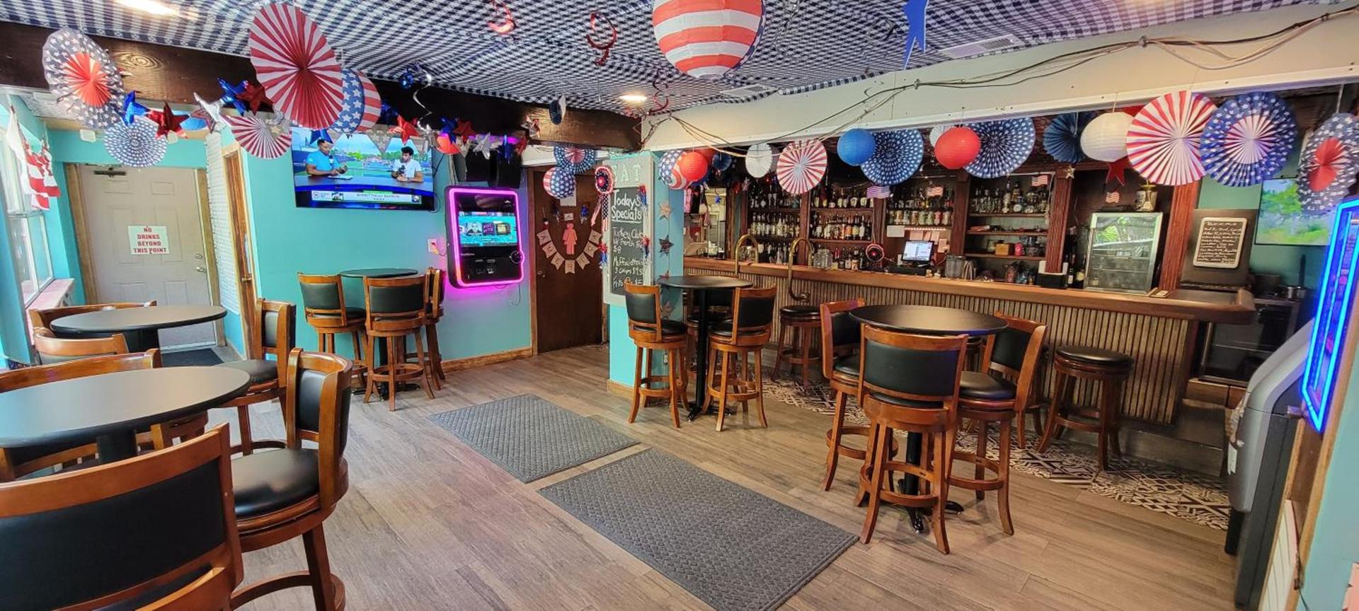 Upper Deck Hotel and Bar - Adults Only photo 10