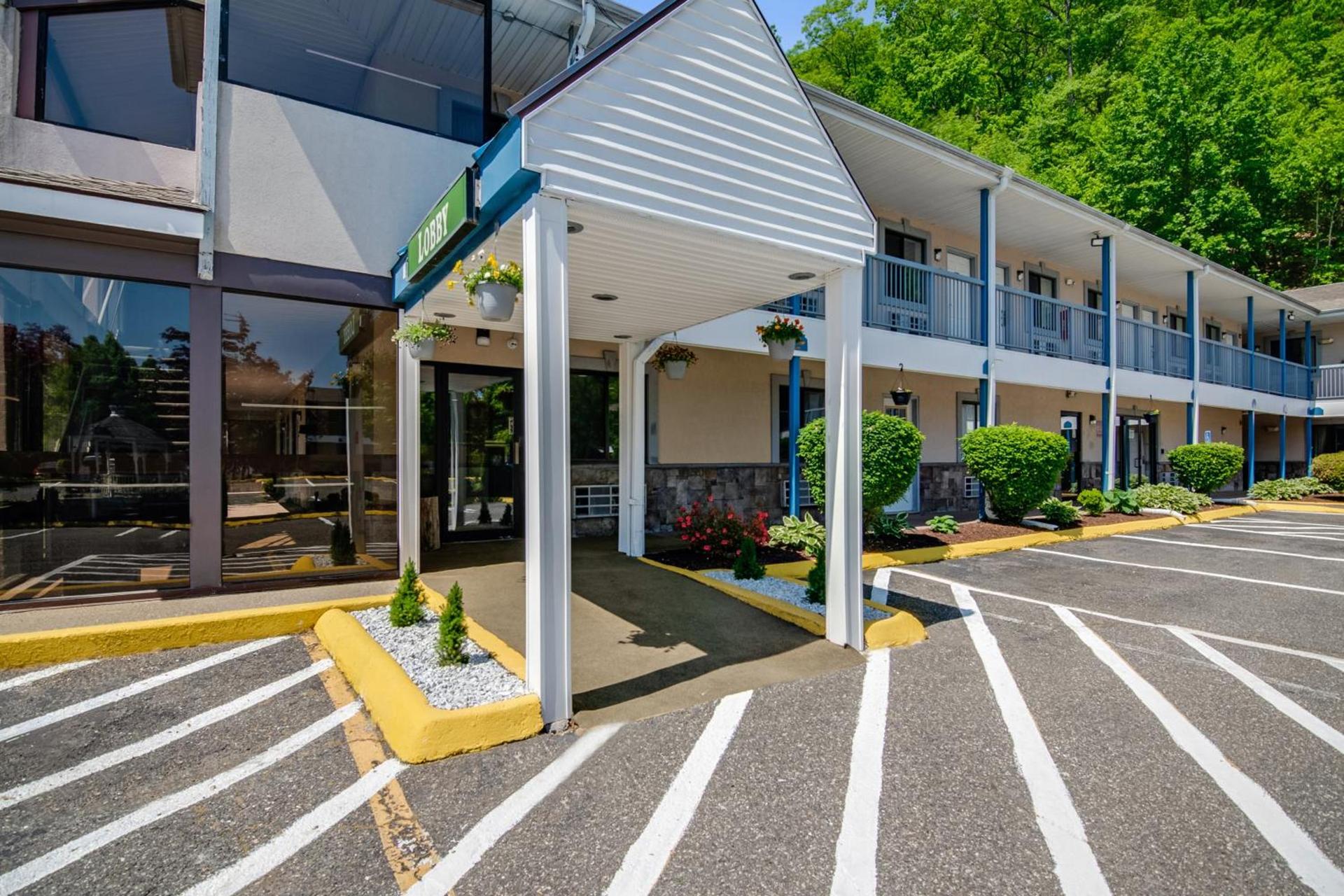 Americas Best Value Inn Torrington, CT photo 2