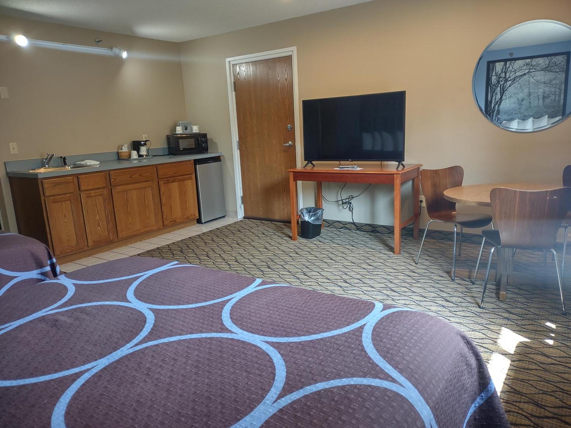 Super 8 by Wyndham Adrian photo 4