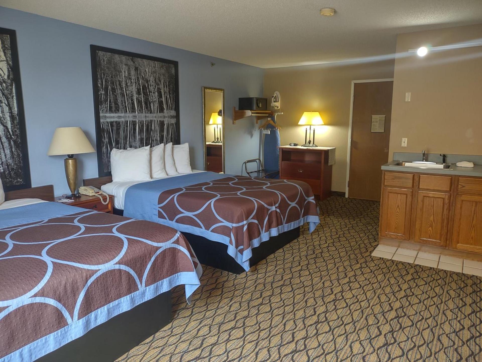 Super 8 by Wyndham Adrian photo 3