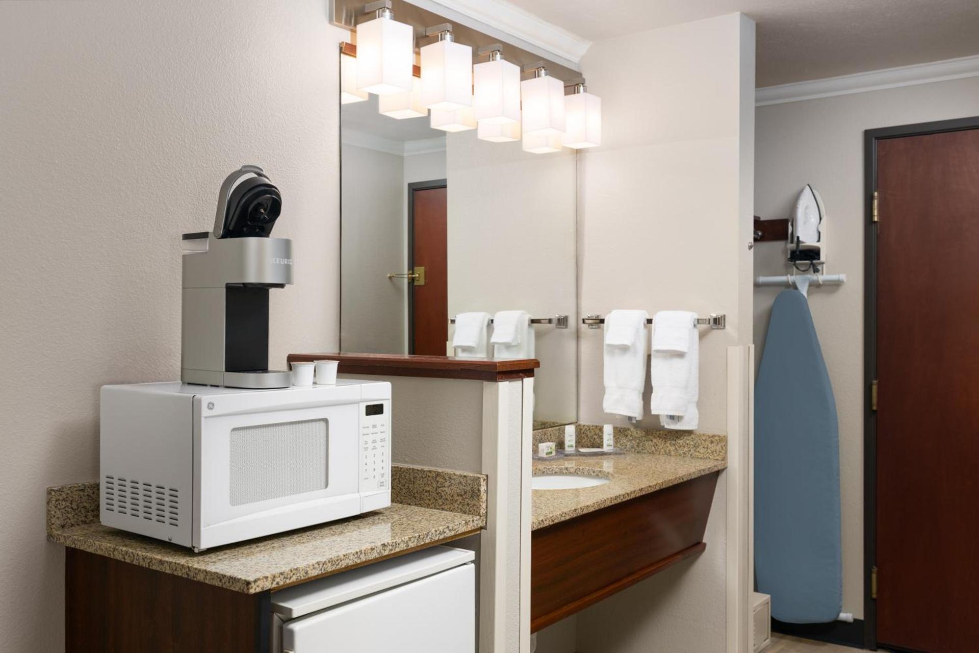 Ramada by Wyndham Moses Lake photo 56