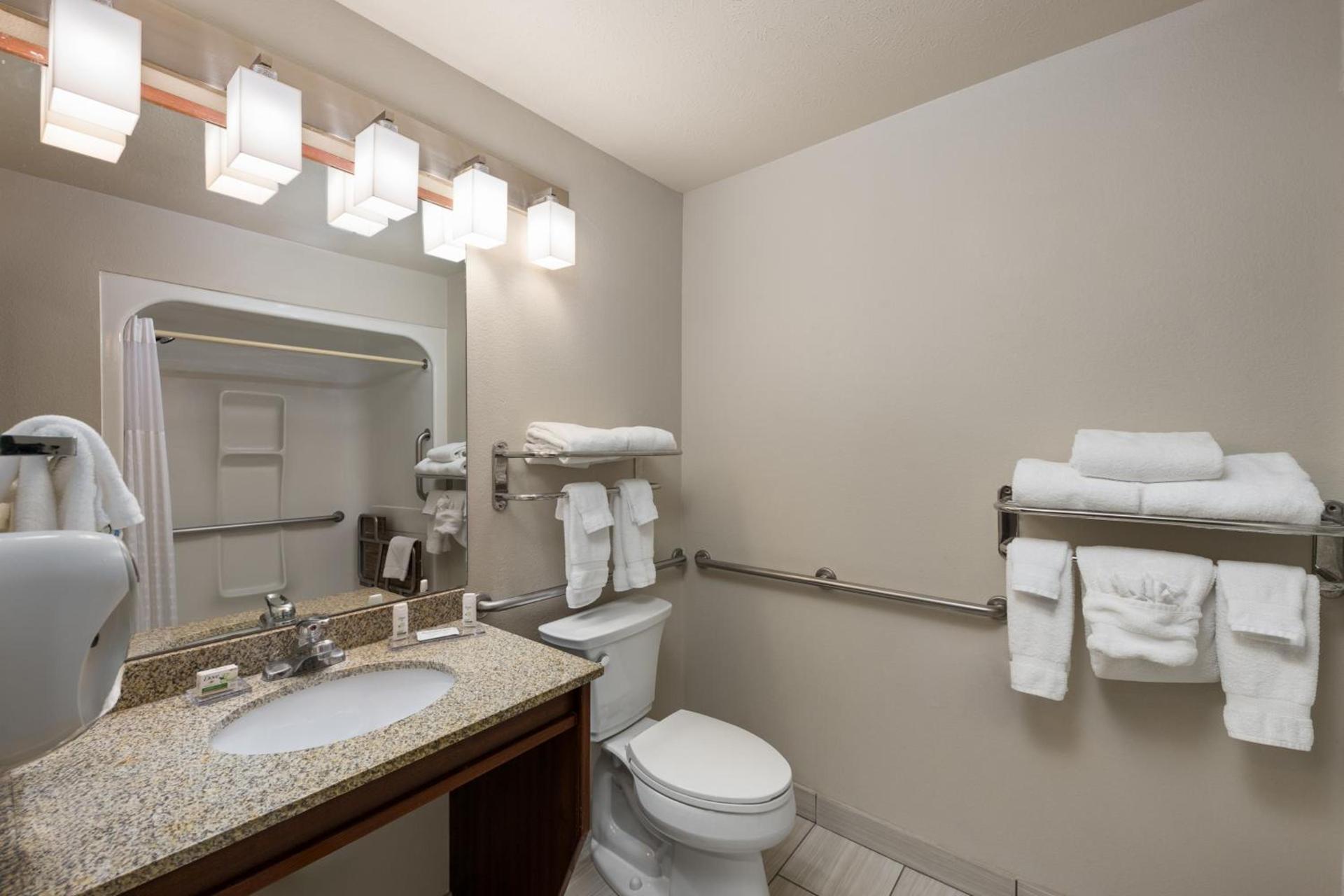 Ramada by Wyndham Moses Lake photo 57