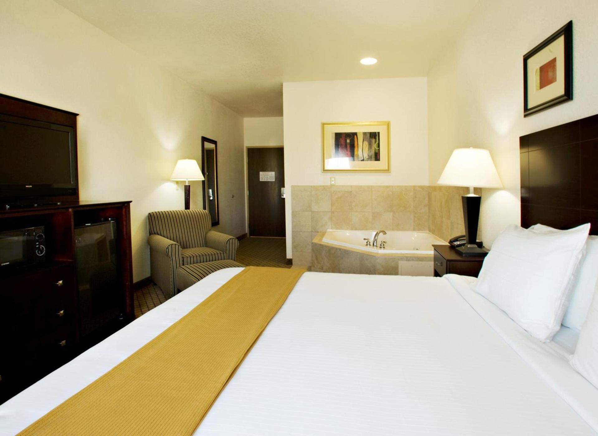 Holiday Inn Express & Suites Childress by IHG photo 13