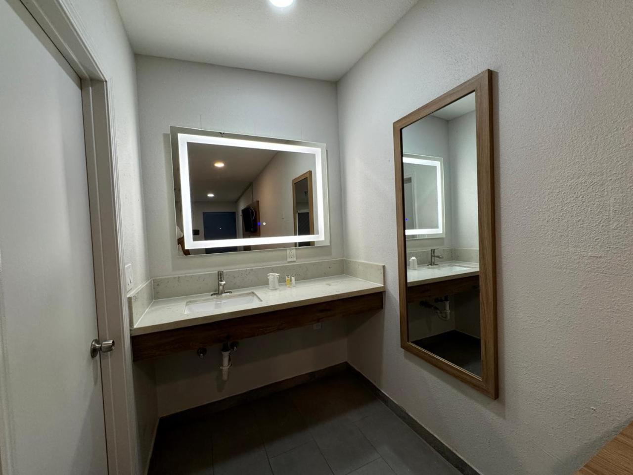 Days-Inn by Wyndham Bakersfield photo 8