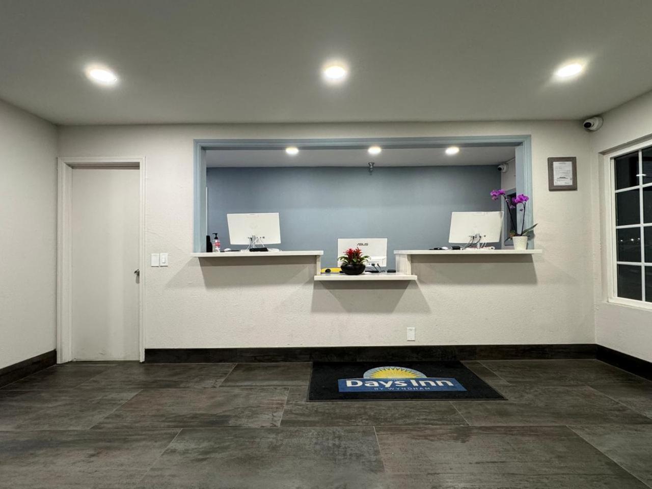 Days-Inn by Wyndham Bakersfield photo 9