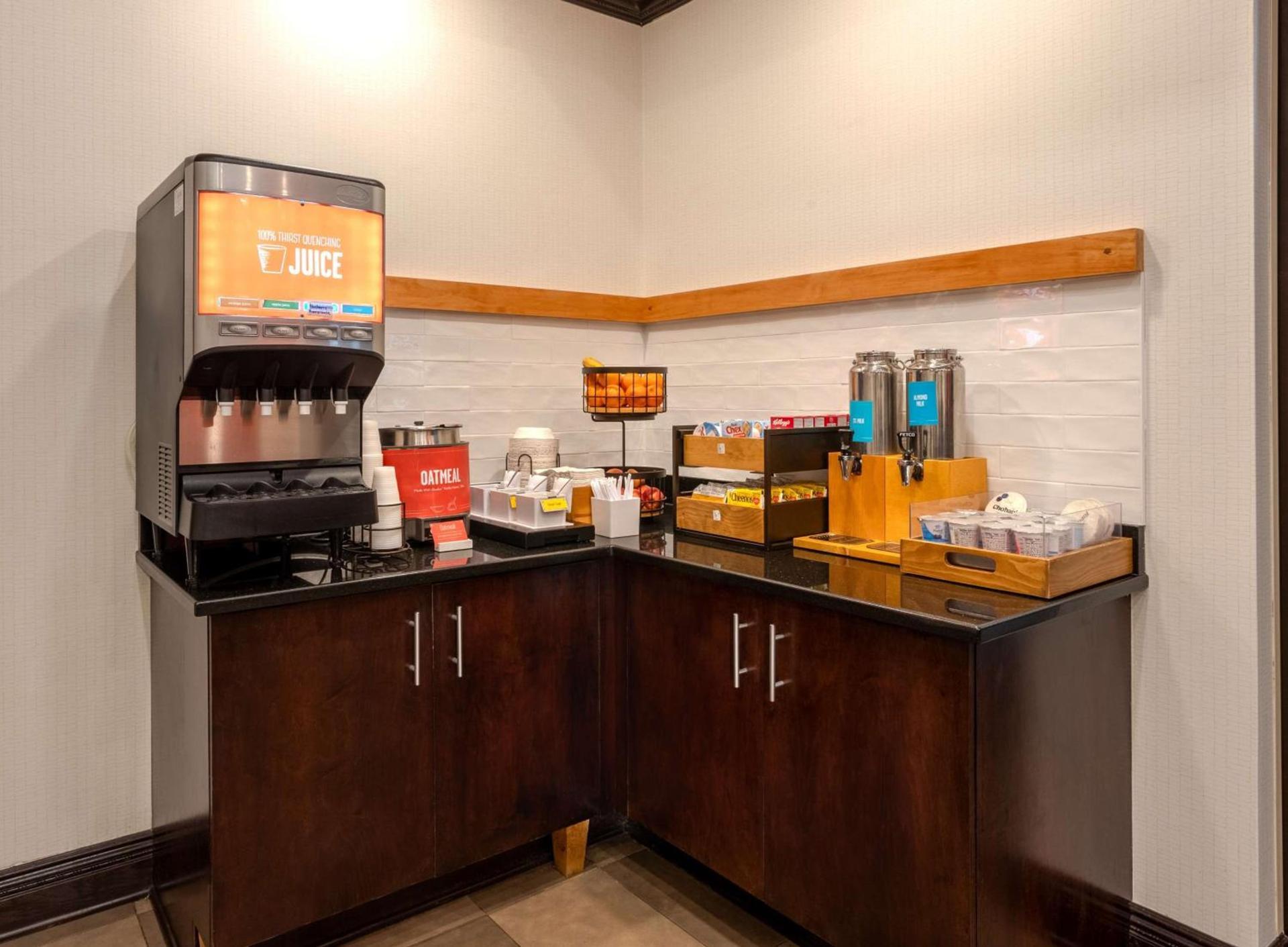 Hampton Inn Buffalo-South/I-90 photo 8