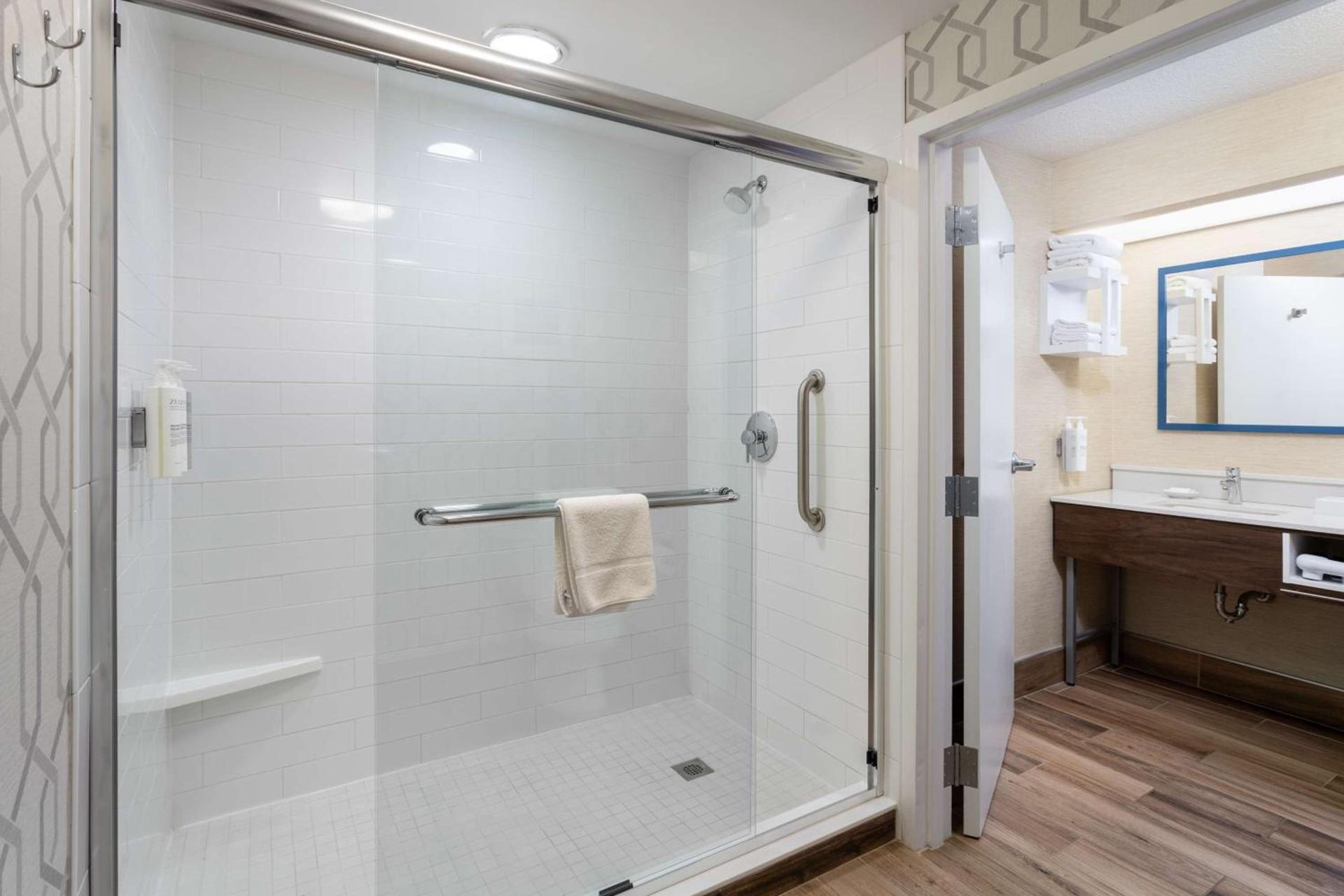 Hampton Inn Buffalo-South/I-90 photo 22