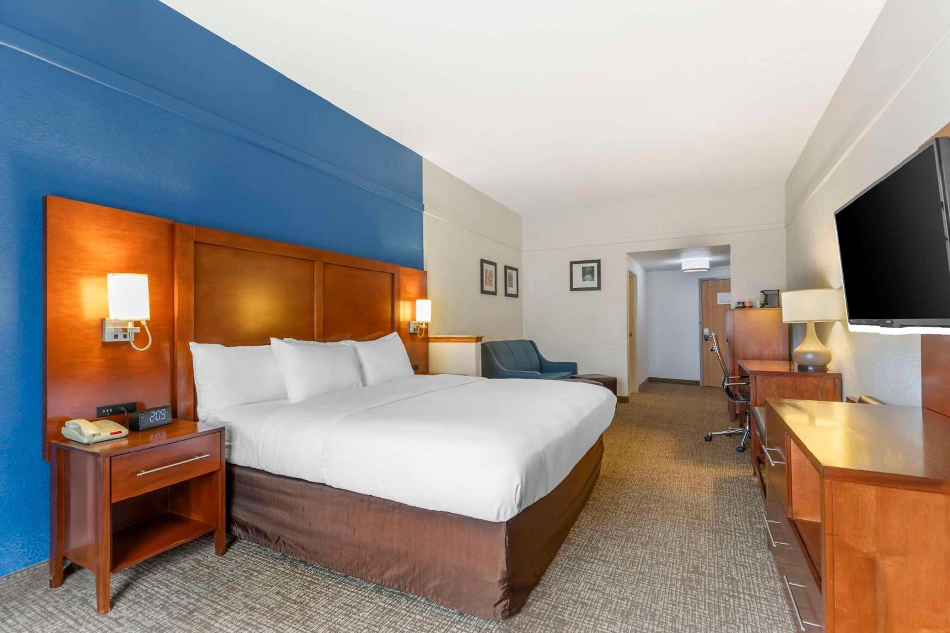 Comfort Suites Longmont photo 12