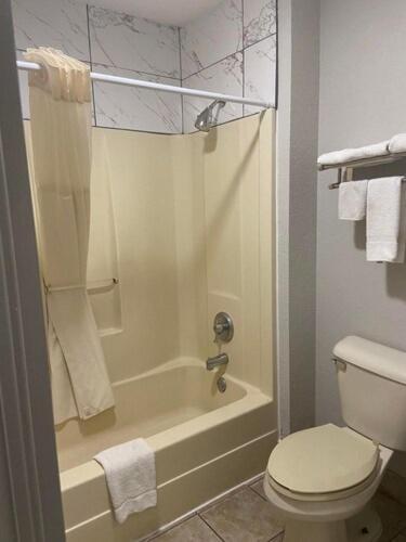 Speedway Inn & Suites photo 7