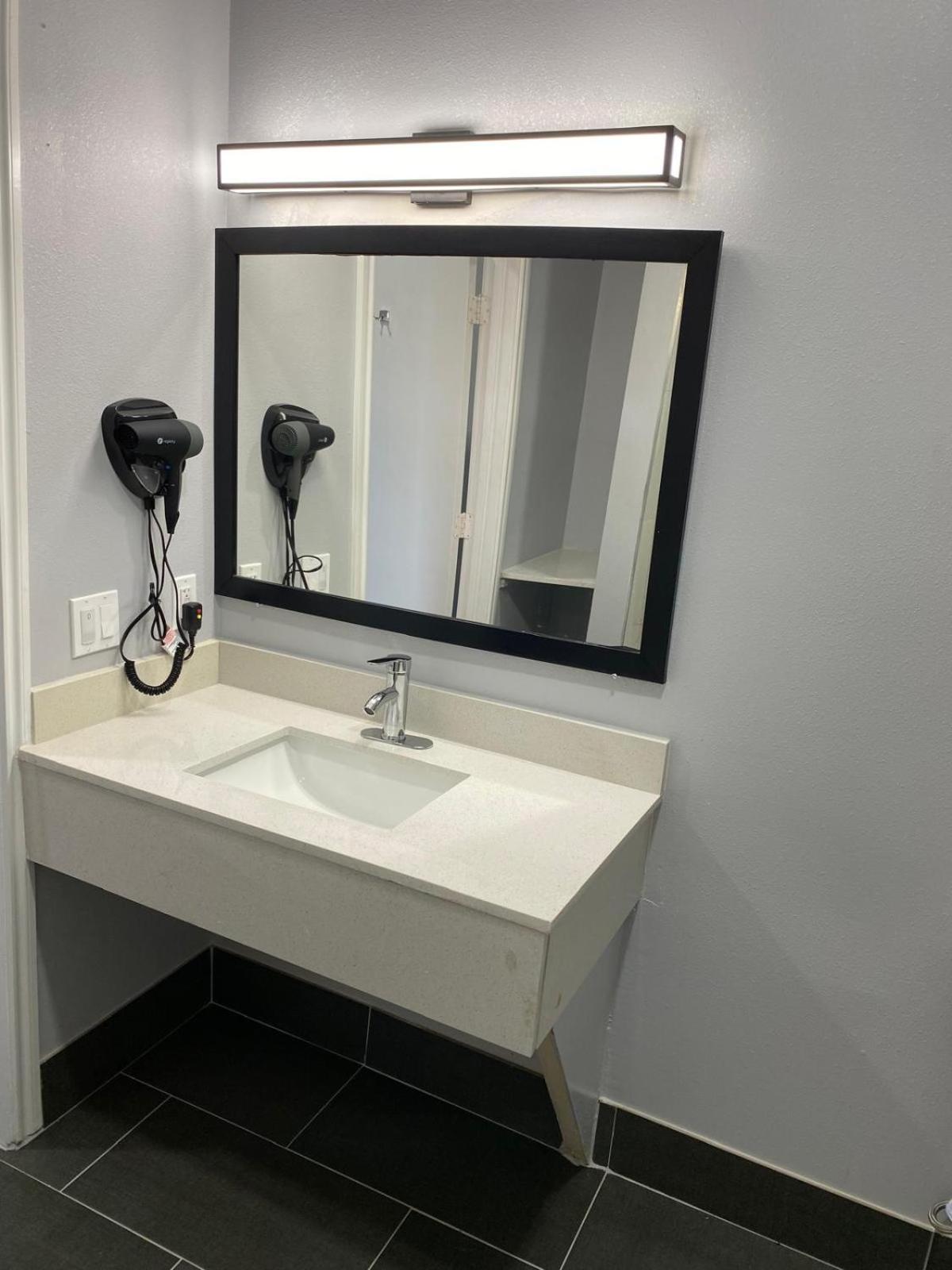 Airway Inn - IAH Airport photo 18