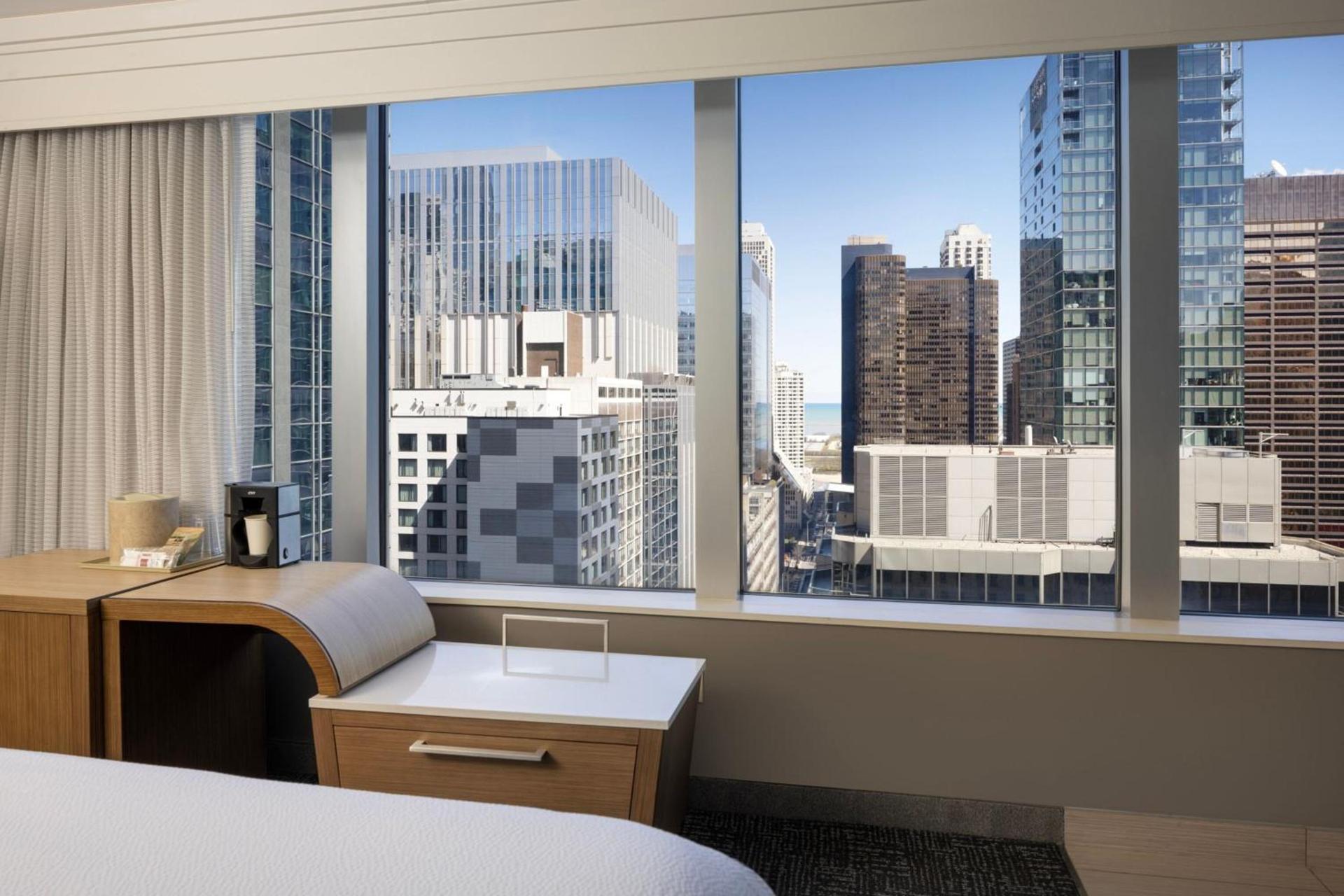 Courtyard Chicago Downtown/Magnificent Mile photo 14