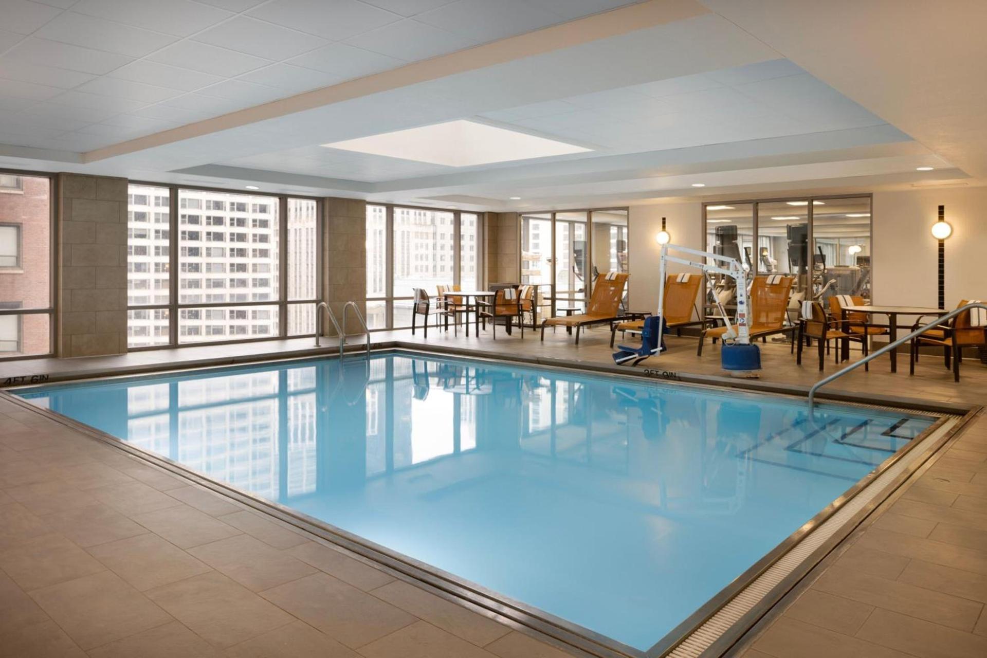 Courtyard Chicago Downtown/Magnificent Mile photo 46