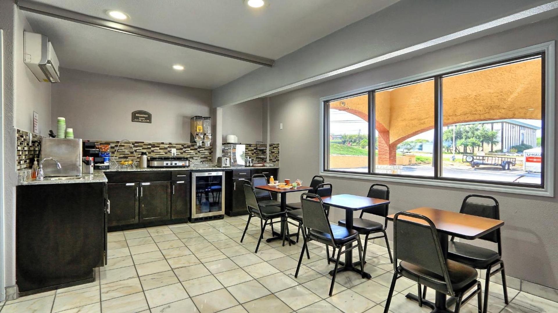 Econo Lodge Austin South photo 5