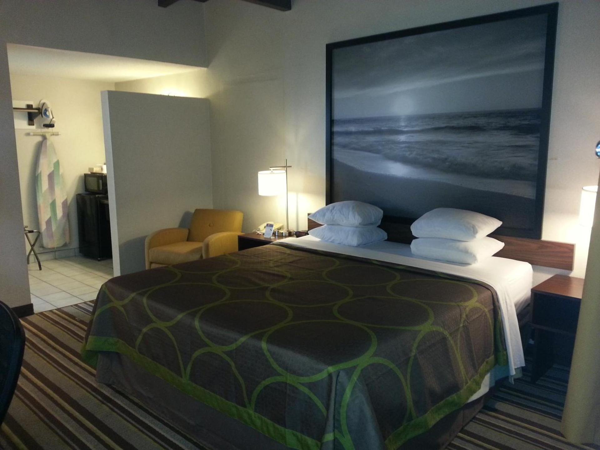 Super 8 by Wyndham Los Angeles-Culver City Area photo 22