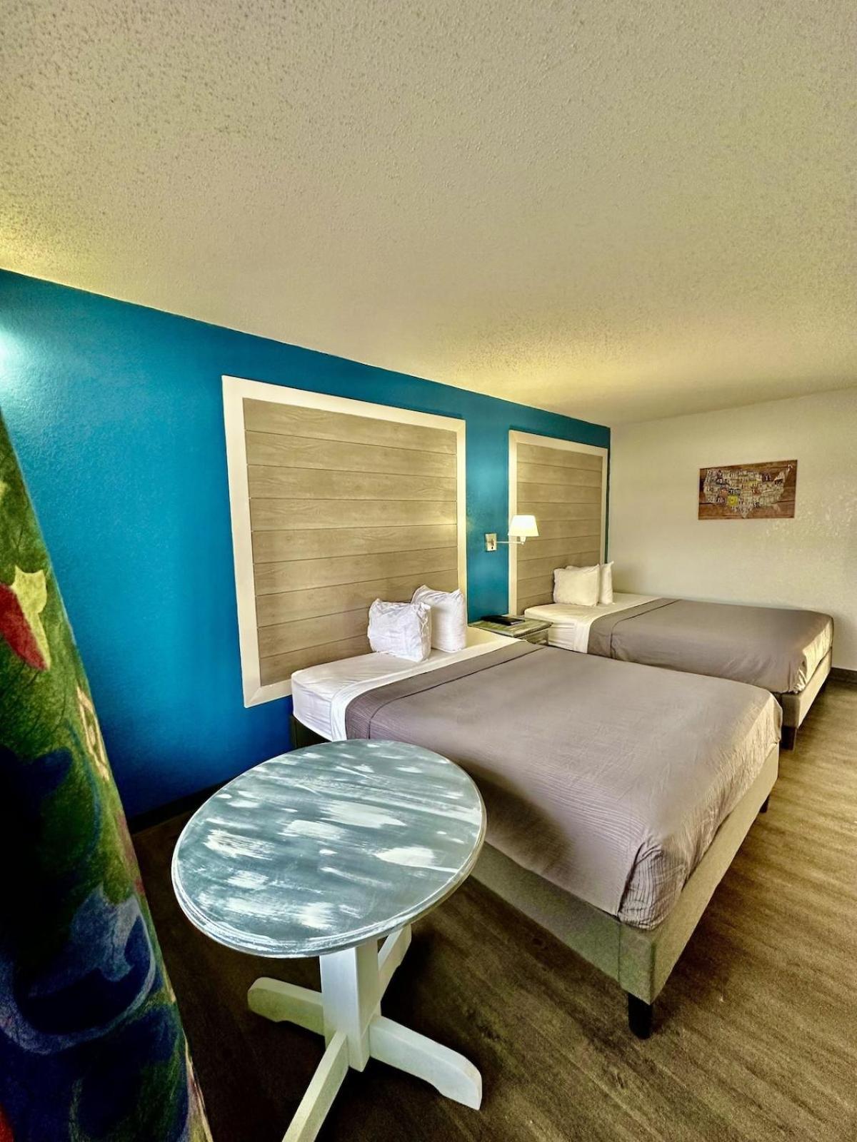 Ozark Inn and Suites photo 4