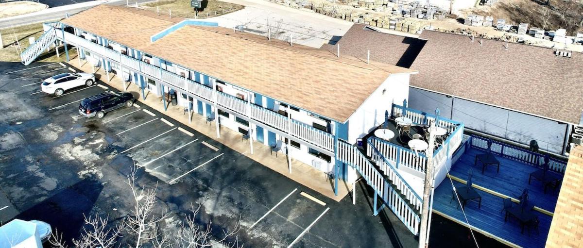Ozark Inn and Suites photo 5