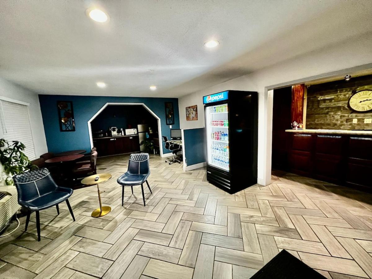 Ozark Inn and Suites photo 8
