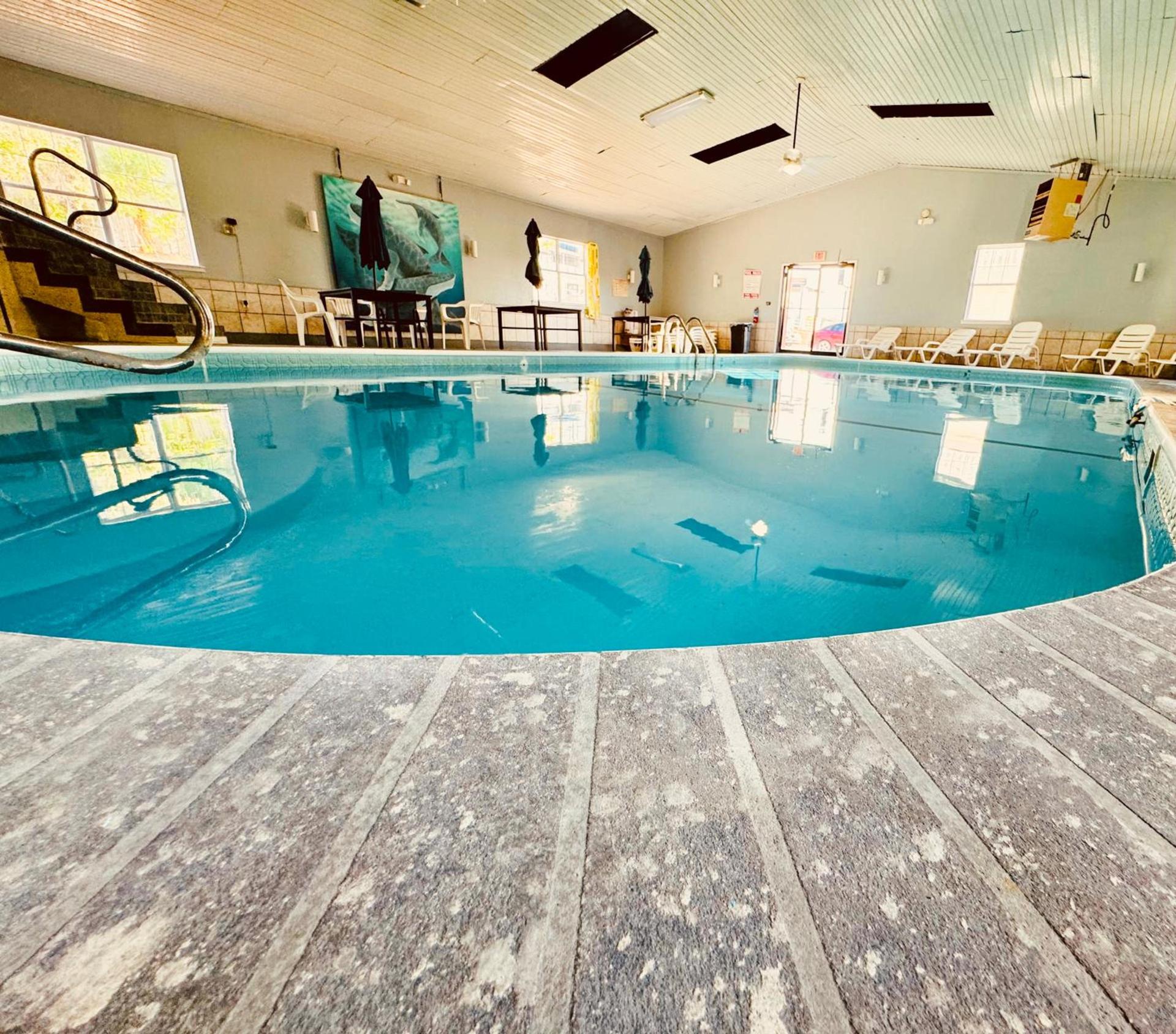 Ozark Inn and Suites photo 9