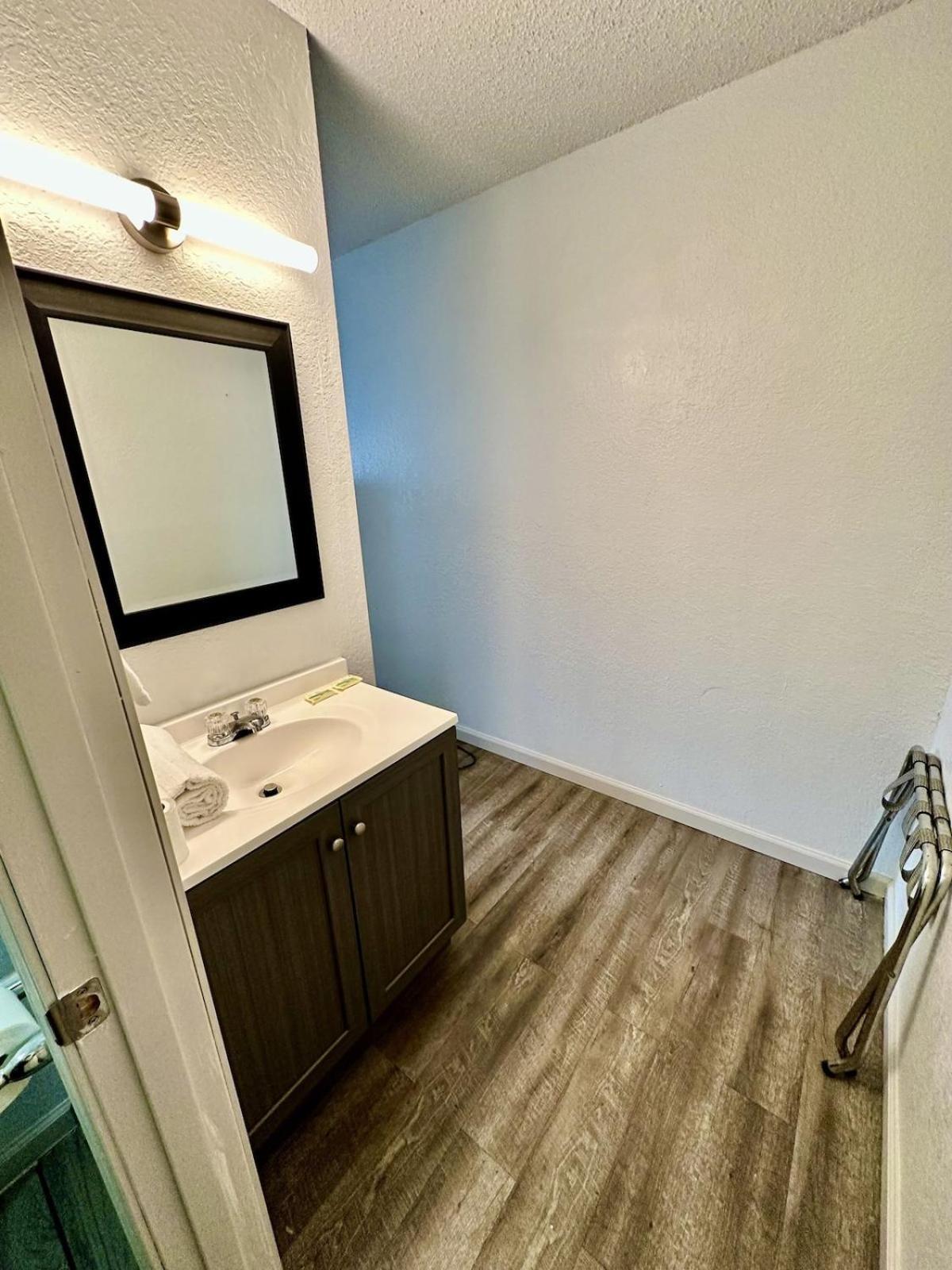 Ozark Inn and Suites photo 10