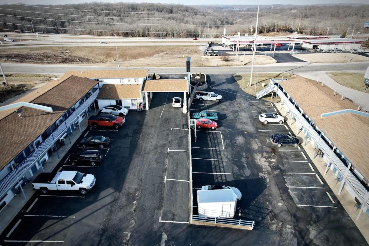 Ozark Inn and Suites photo 15