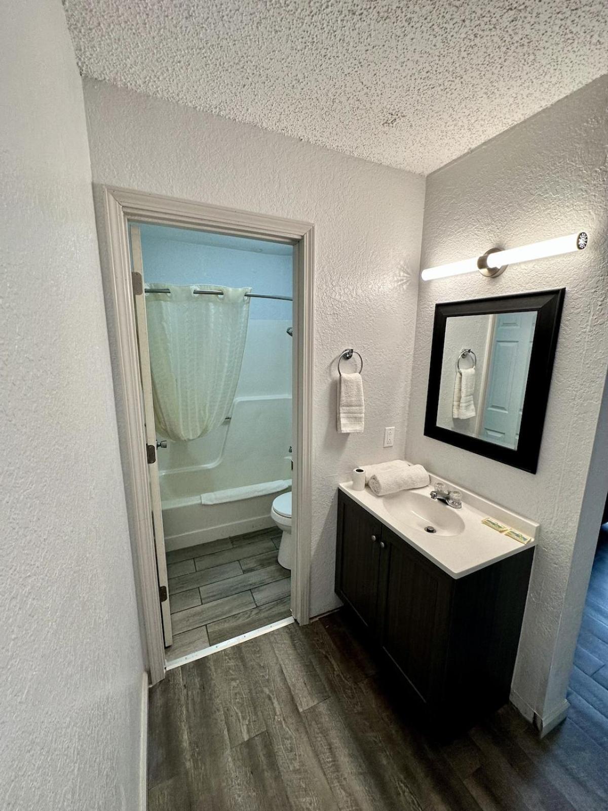 Ozark Inn and Suites photo 18