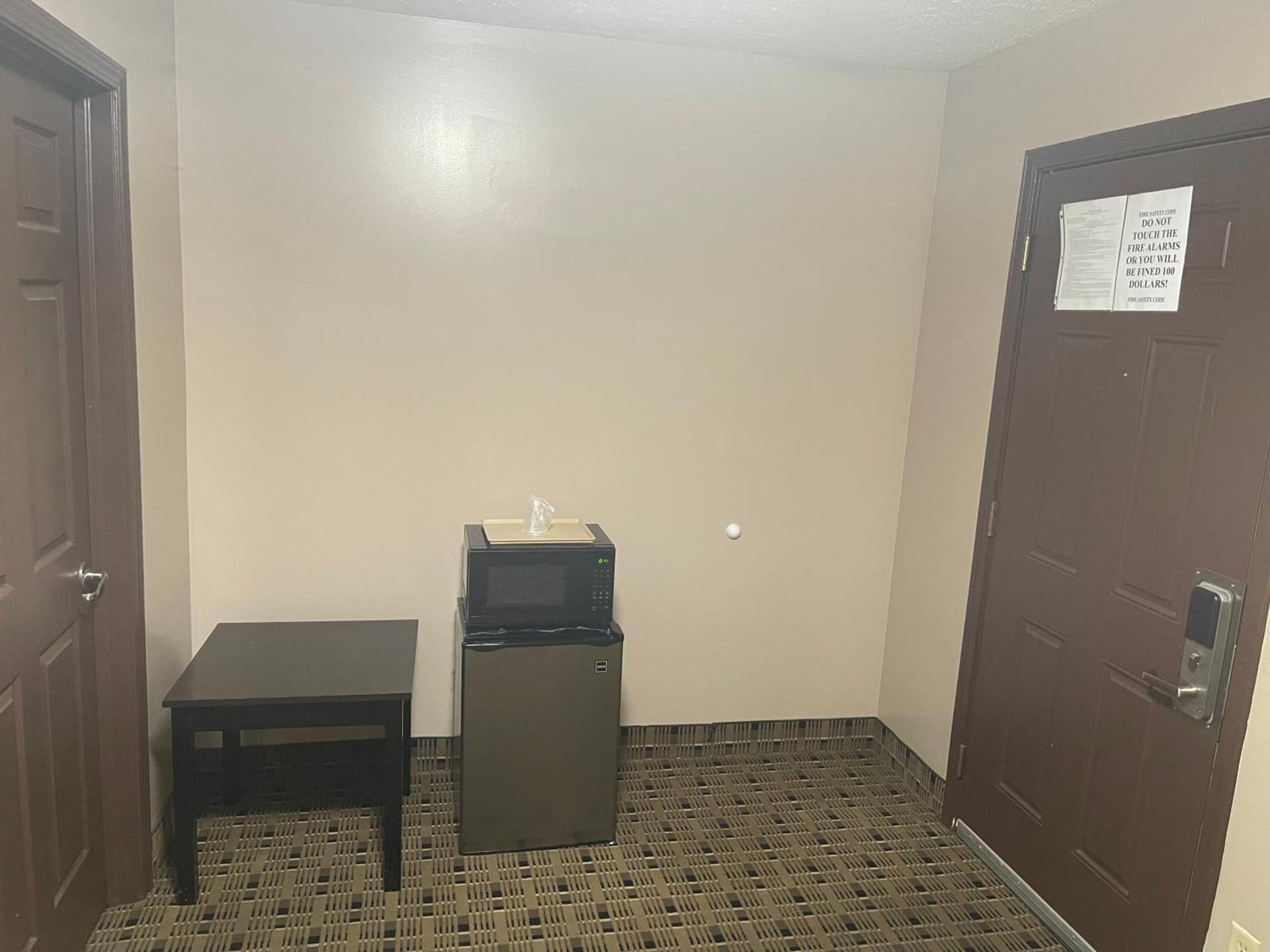 Economy Inn & Suites photo 36