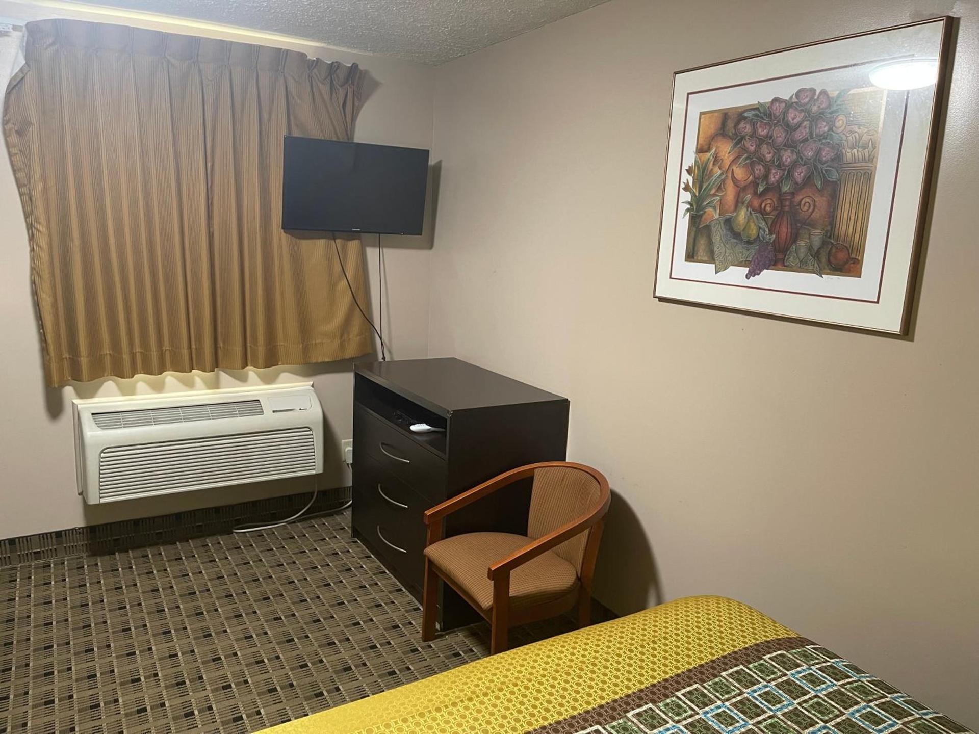 Economy Inn & Suites photo 34