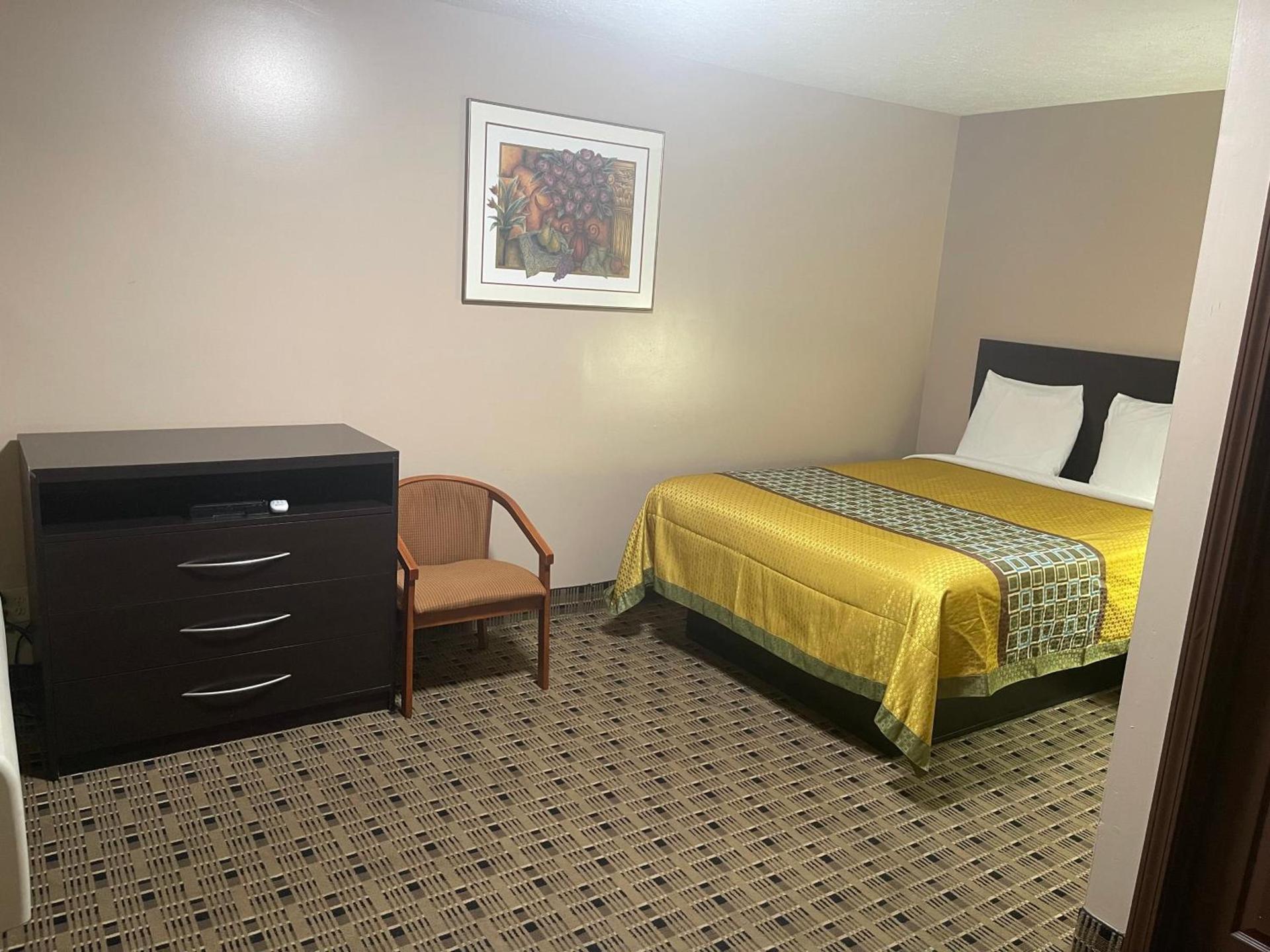 Economy Inn & Suites photo 33