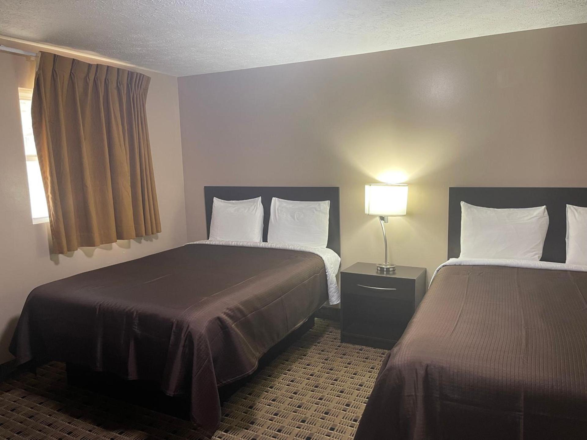 Economy Inn & Suites photo 40