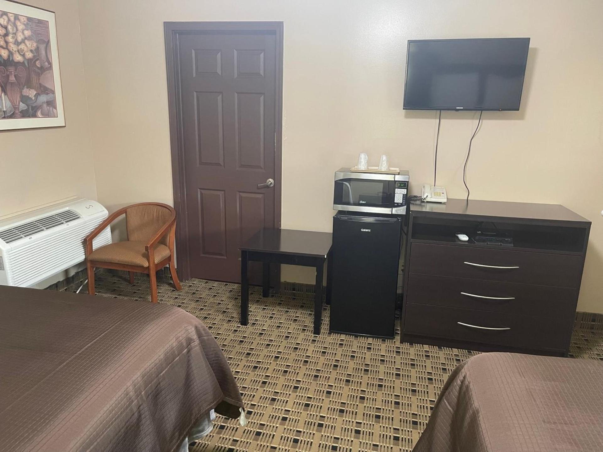 Economy Inn & Suites photo 38