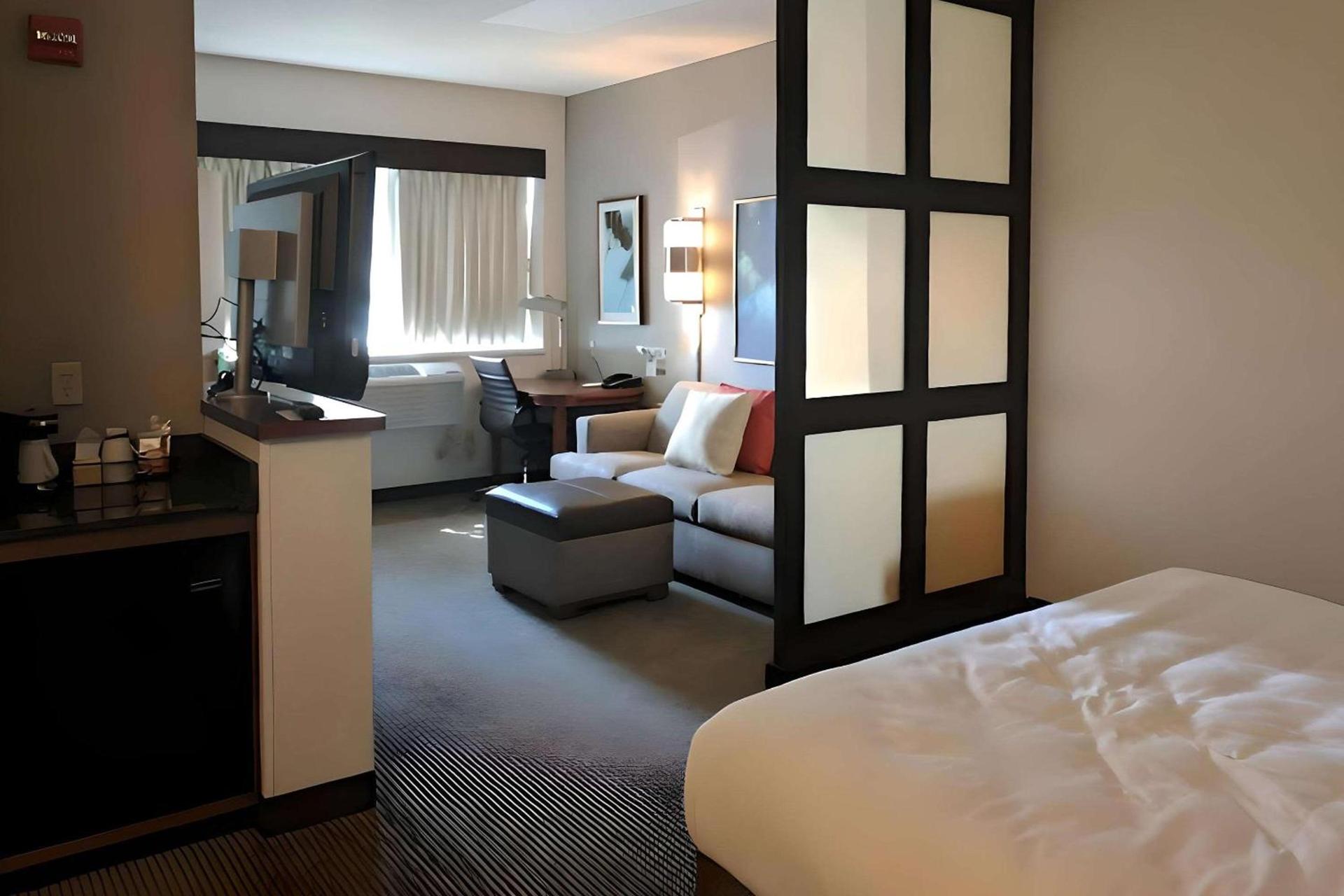 Comfort Suites Milwaukee West photo 3
