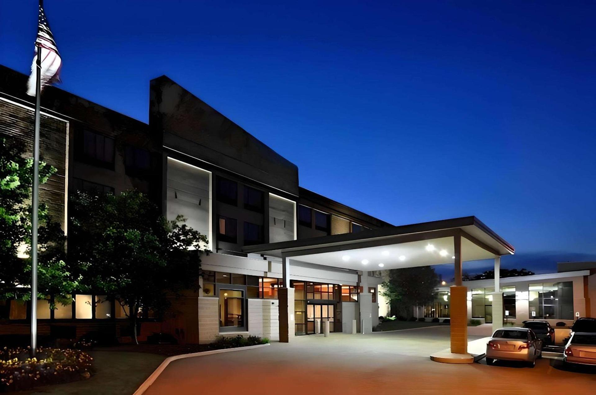 Comfort Suites Milwaukee West photo 1