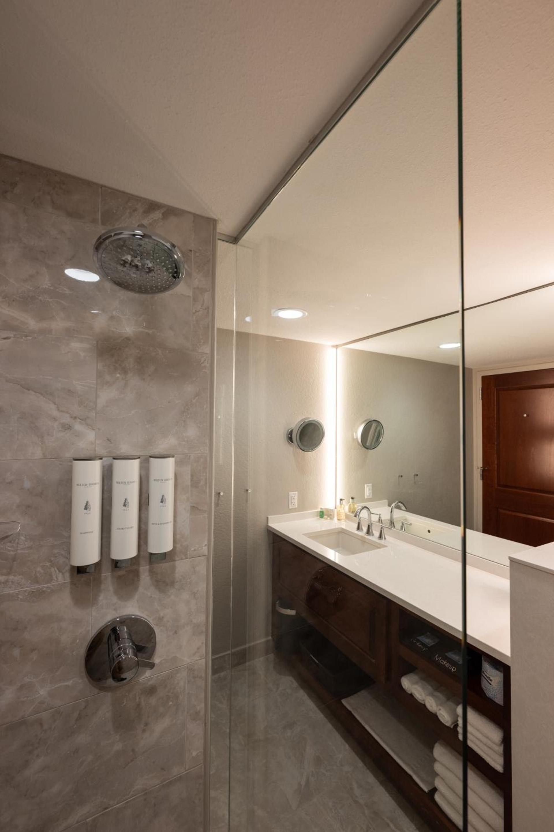 Hillsdale College Dow Hotel and Conference Center photo 45