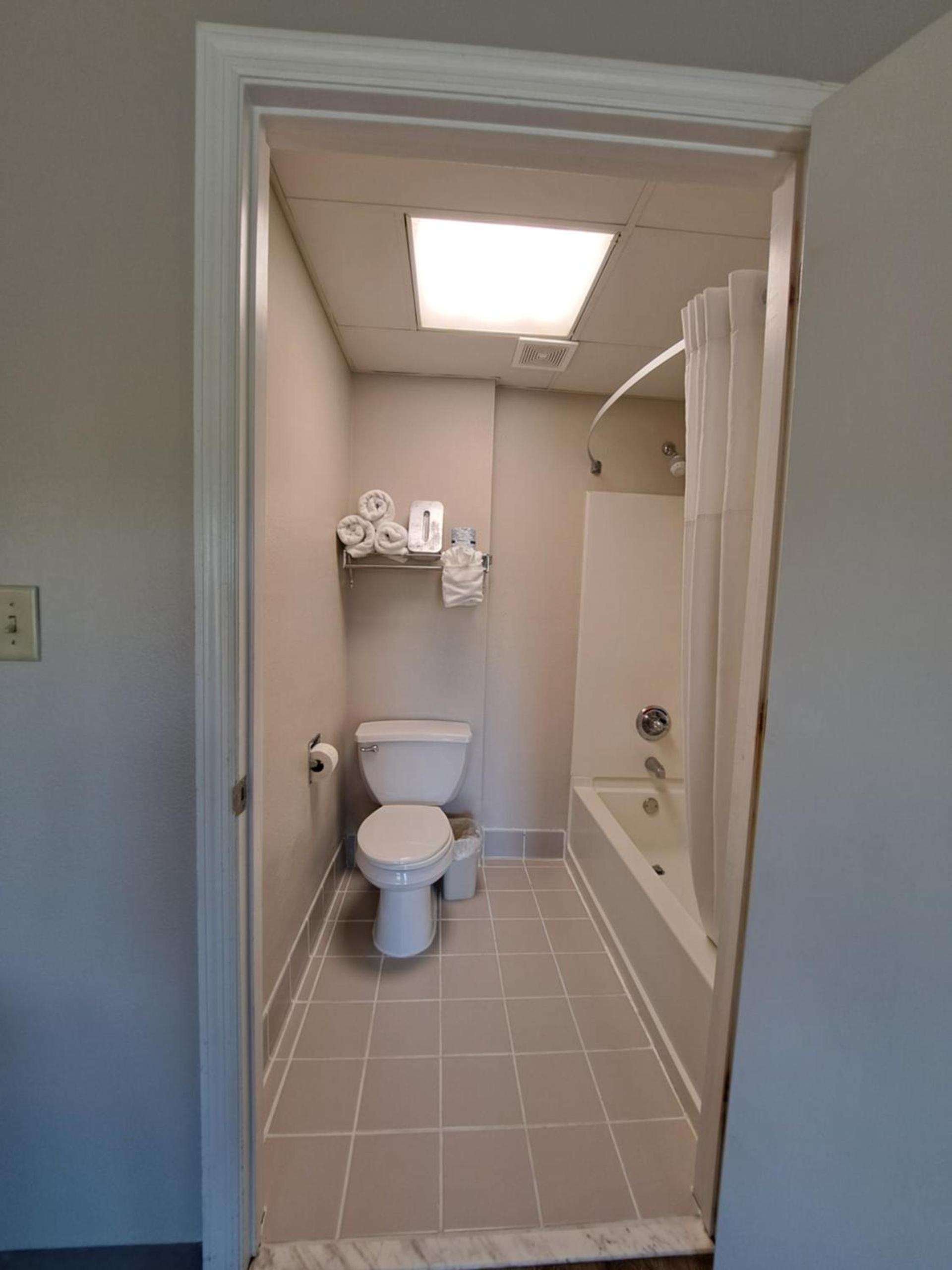 Days Inn & Suites by Wyndham Jekyll Island photo 49