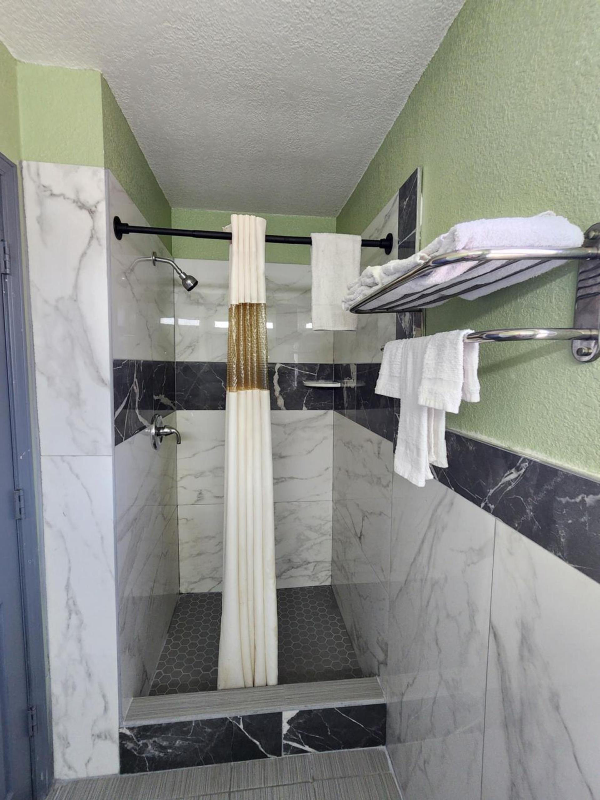 Plaza Motel photo 16