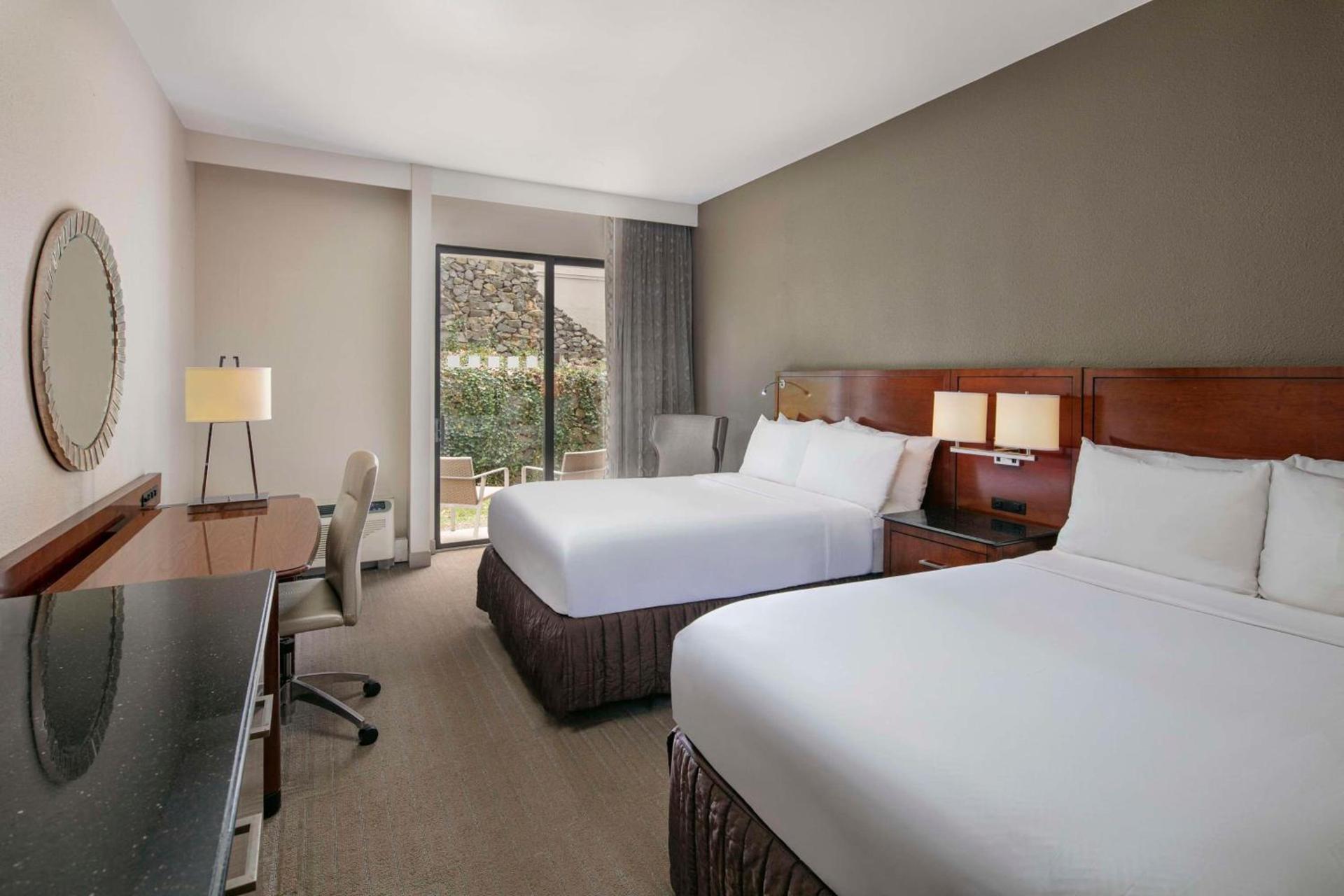 Sonesta Charlotte Lower South End photo 14