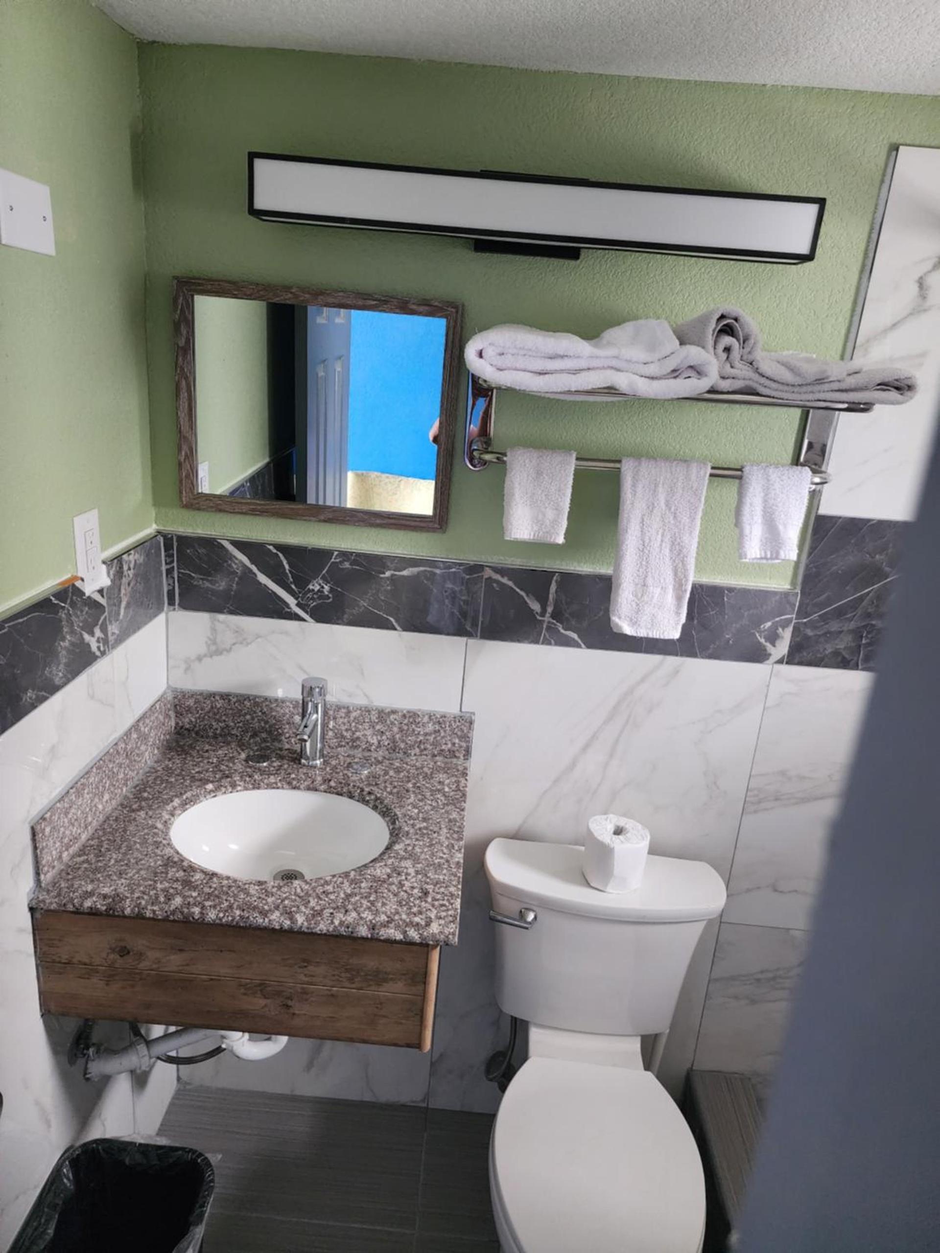 Plaza Motel photo 15