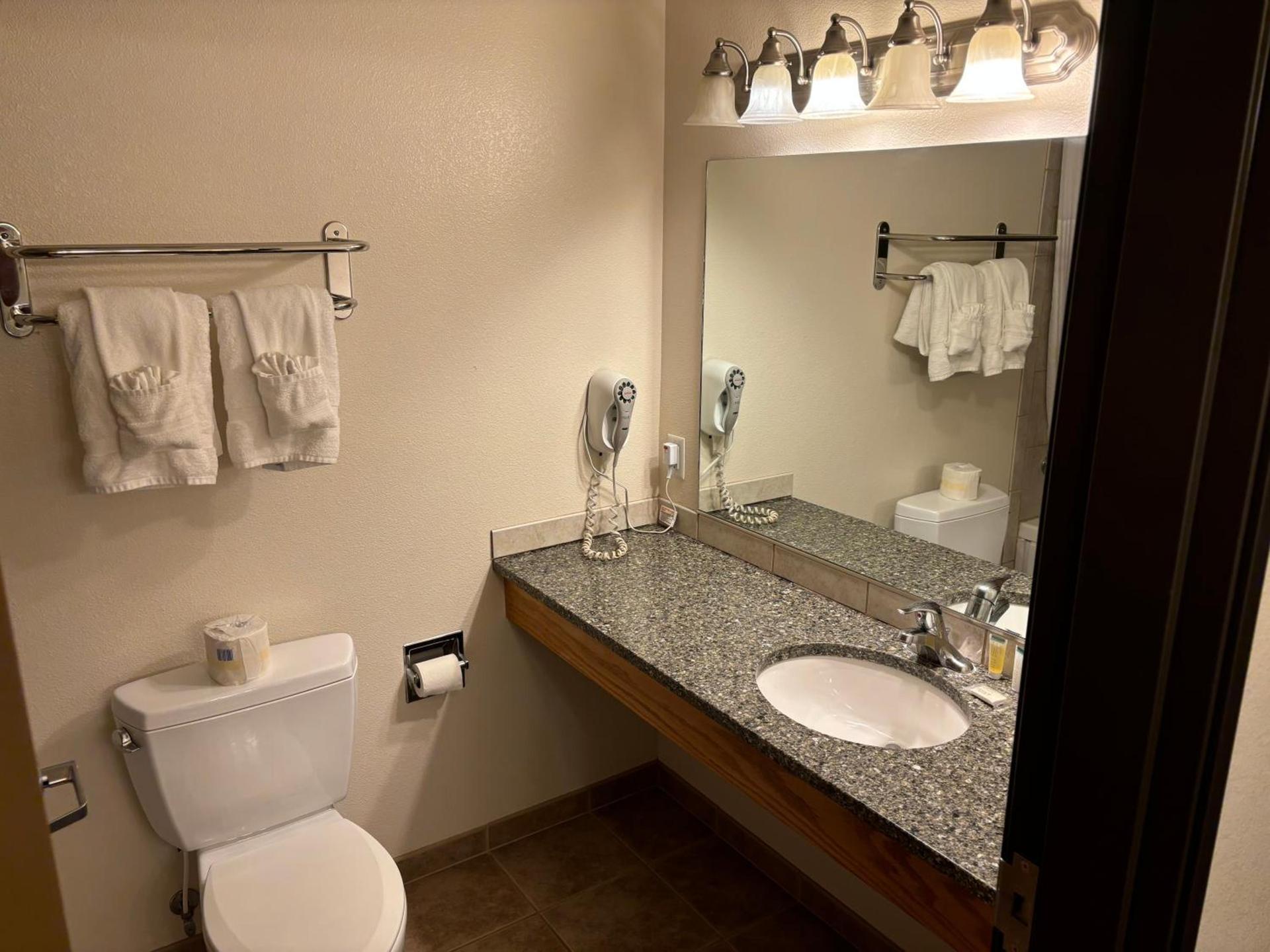 Super 8 by Wyndham Rexburg photo 32