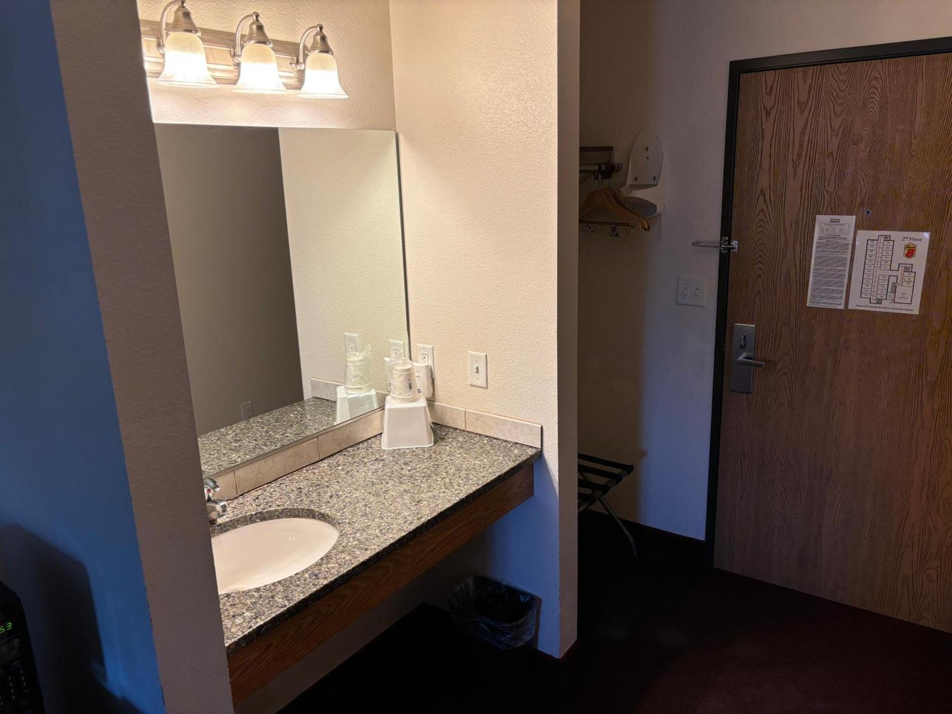 Super 8 by Wyndham Rexburg photo 31
