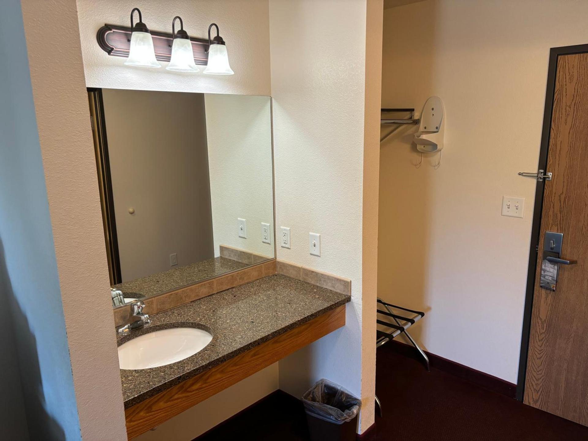 Super 8 by Wyndham Rexburg photo 33