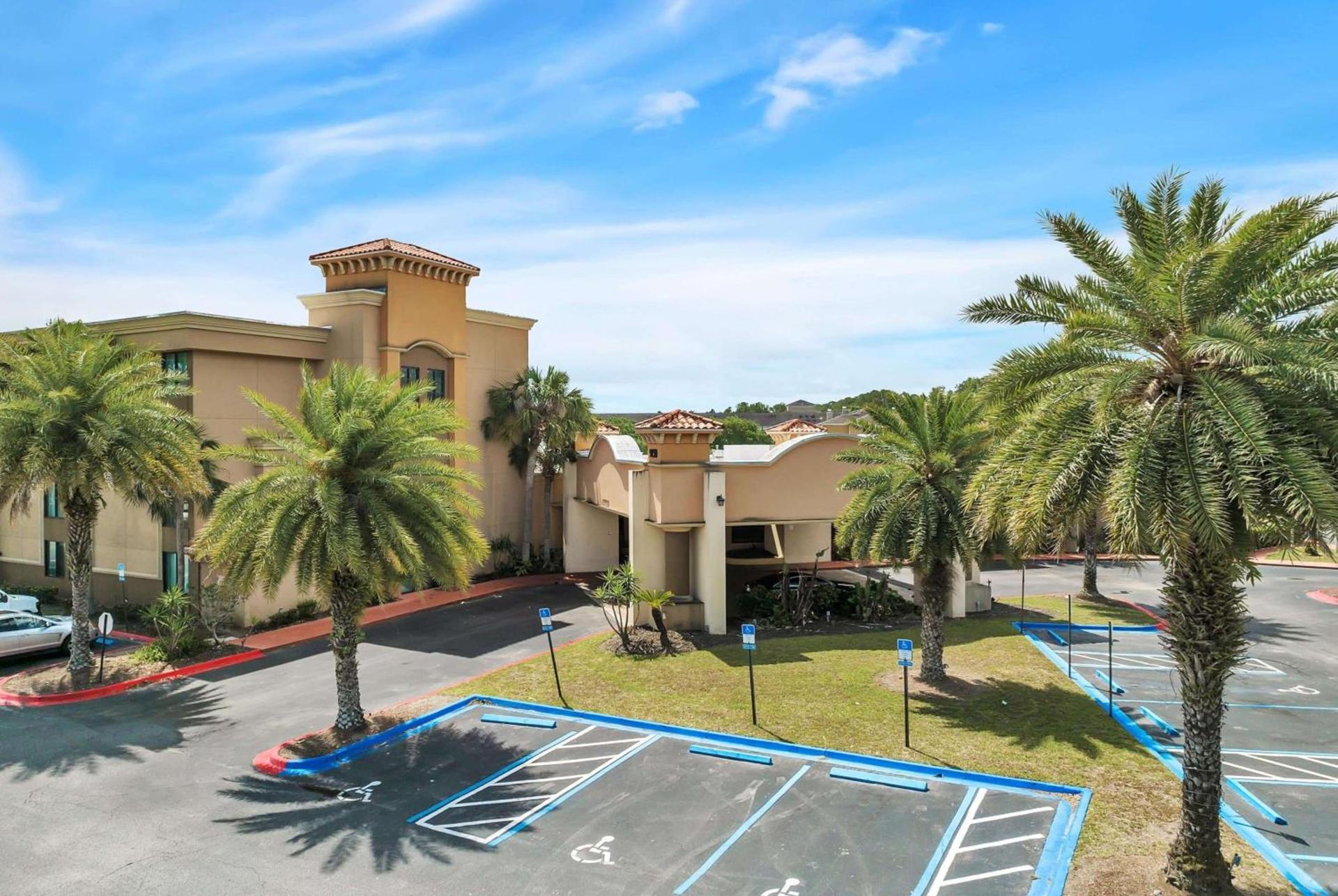 Ramada by Wyndham Jacksonville I-95 by Butler Blvd photo 3