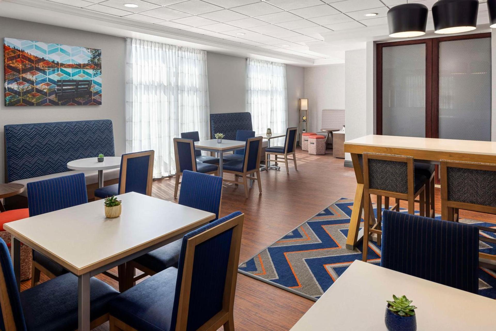 Hampton Inn Fairmont photo 5